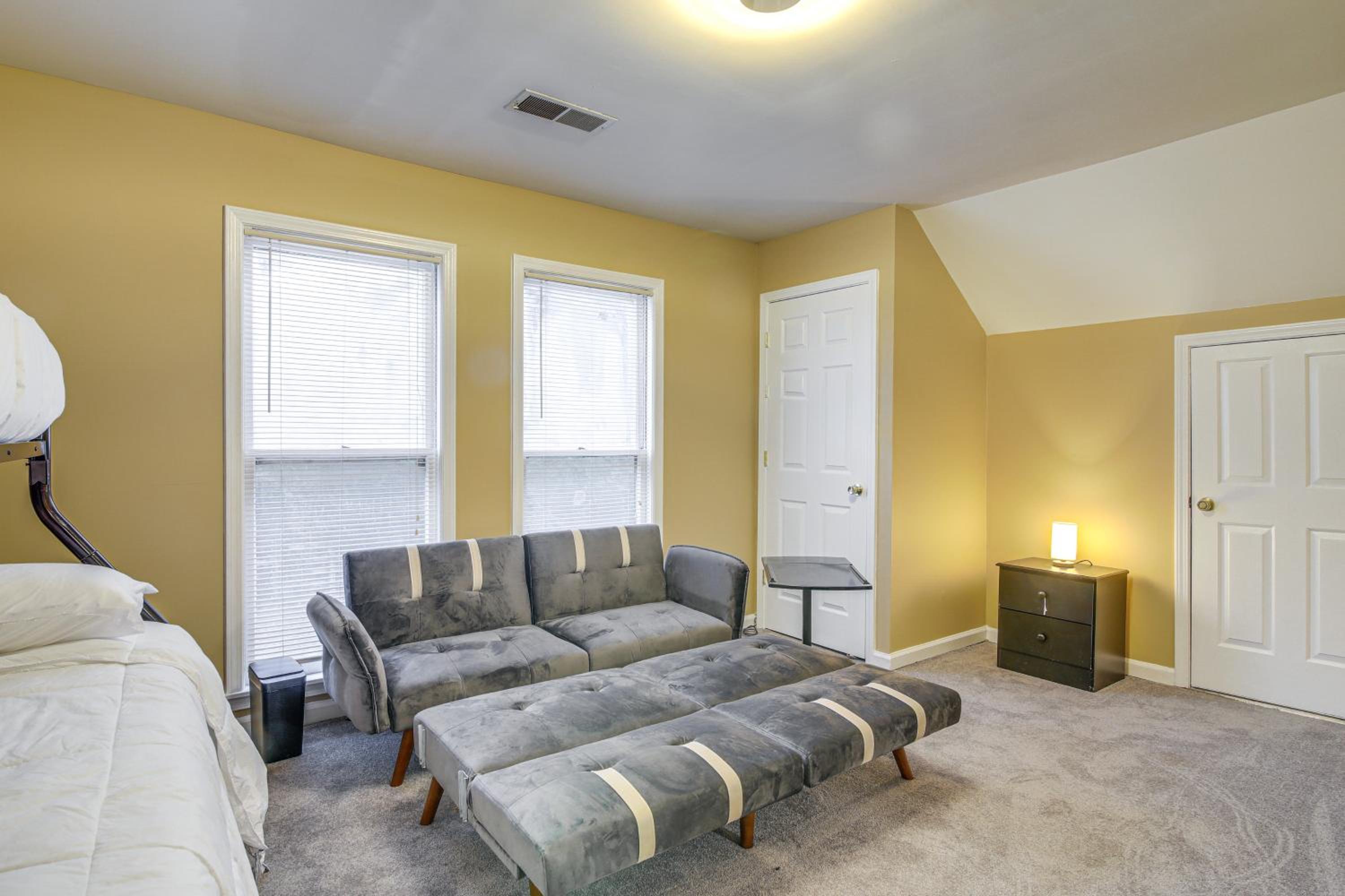 Private and Spacious Lakefront Home in Memphis!