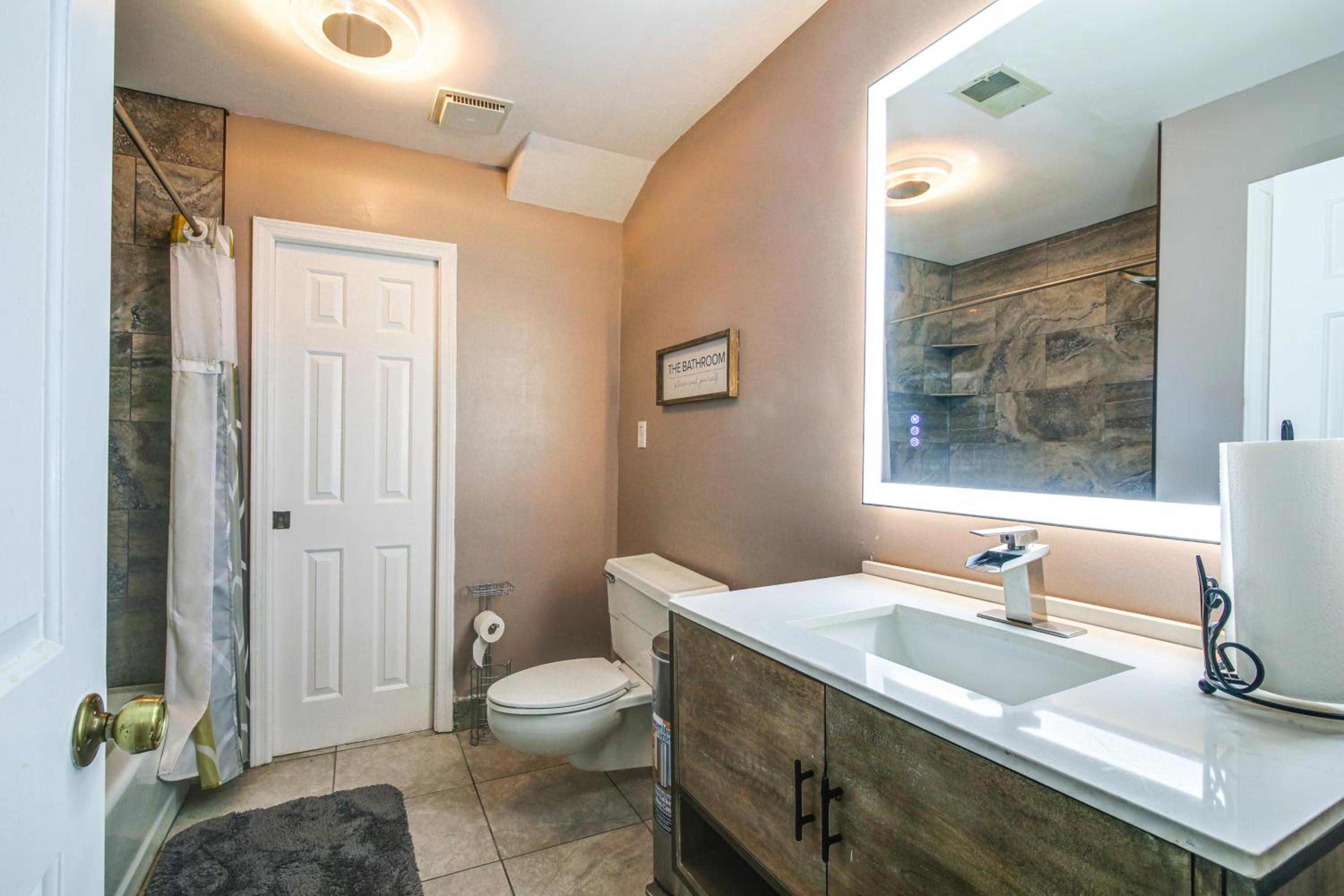 Private and Spacious Lakefront Home in Memphis!