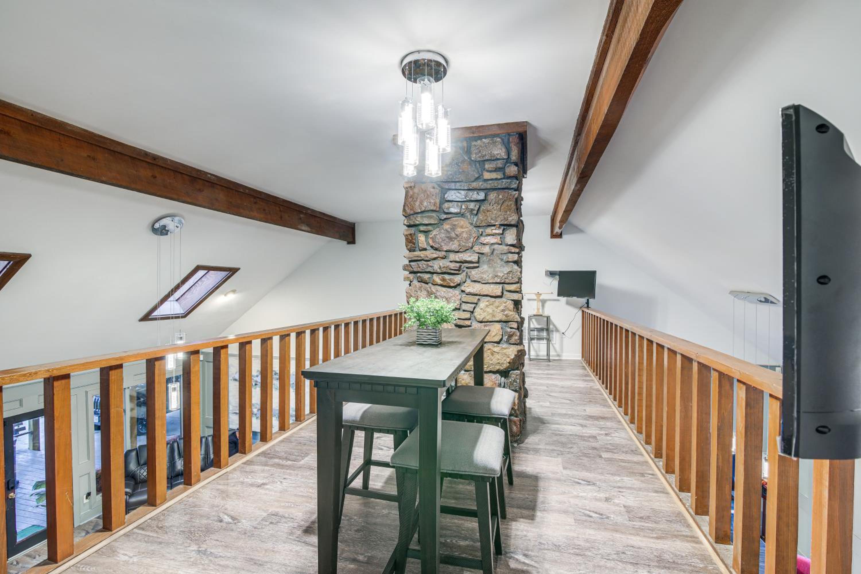 Private and Spacious Lakefront Home in Memphis!