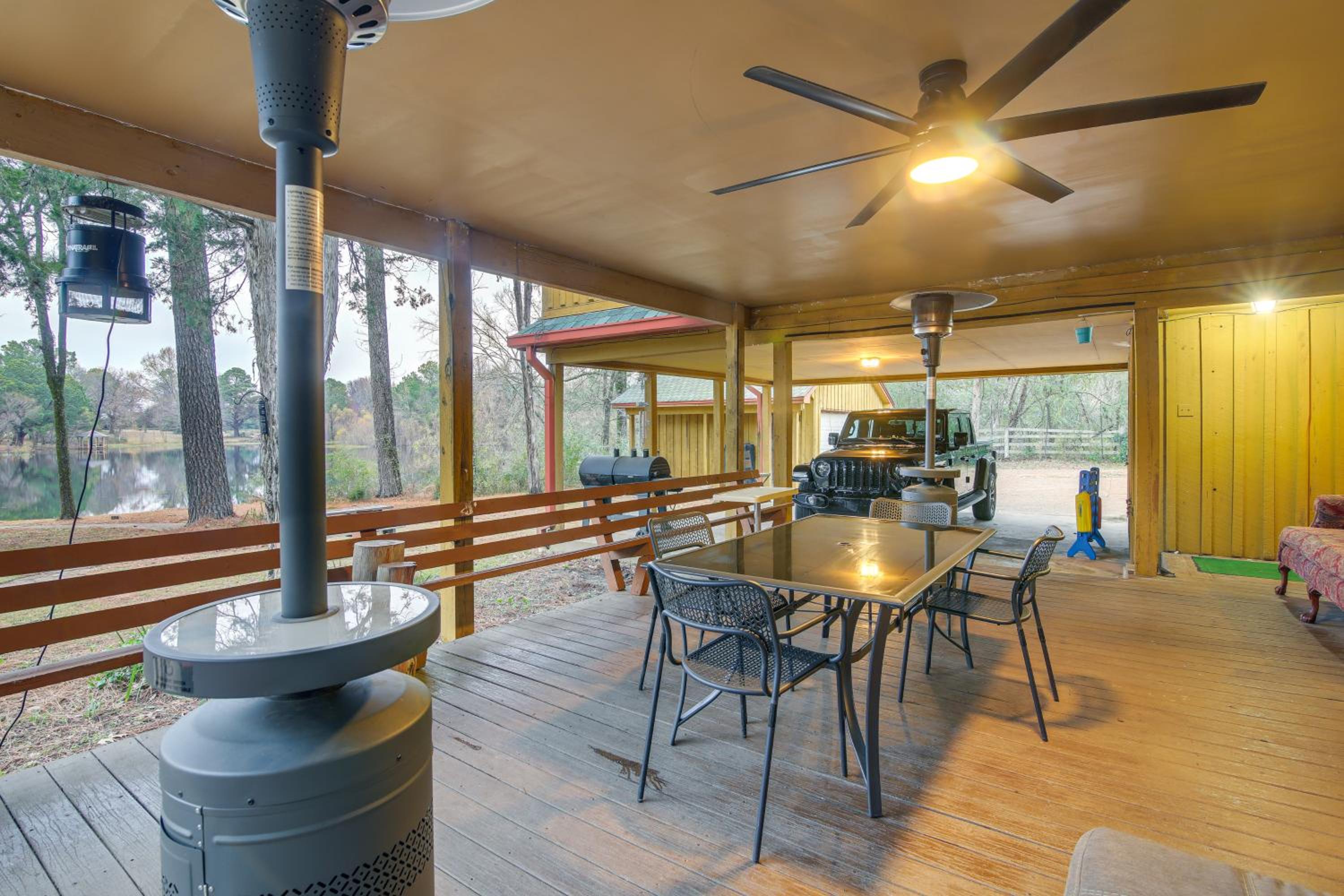 Private and Spacious Lakefront Home in Memphis!