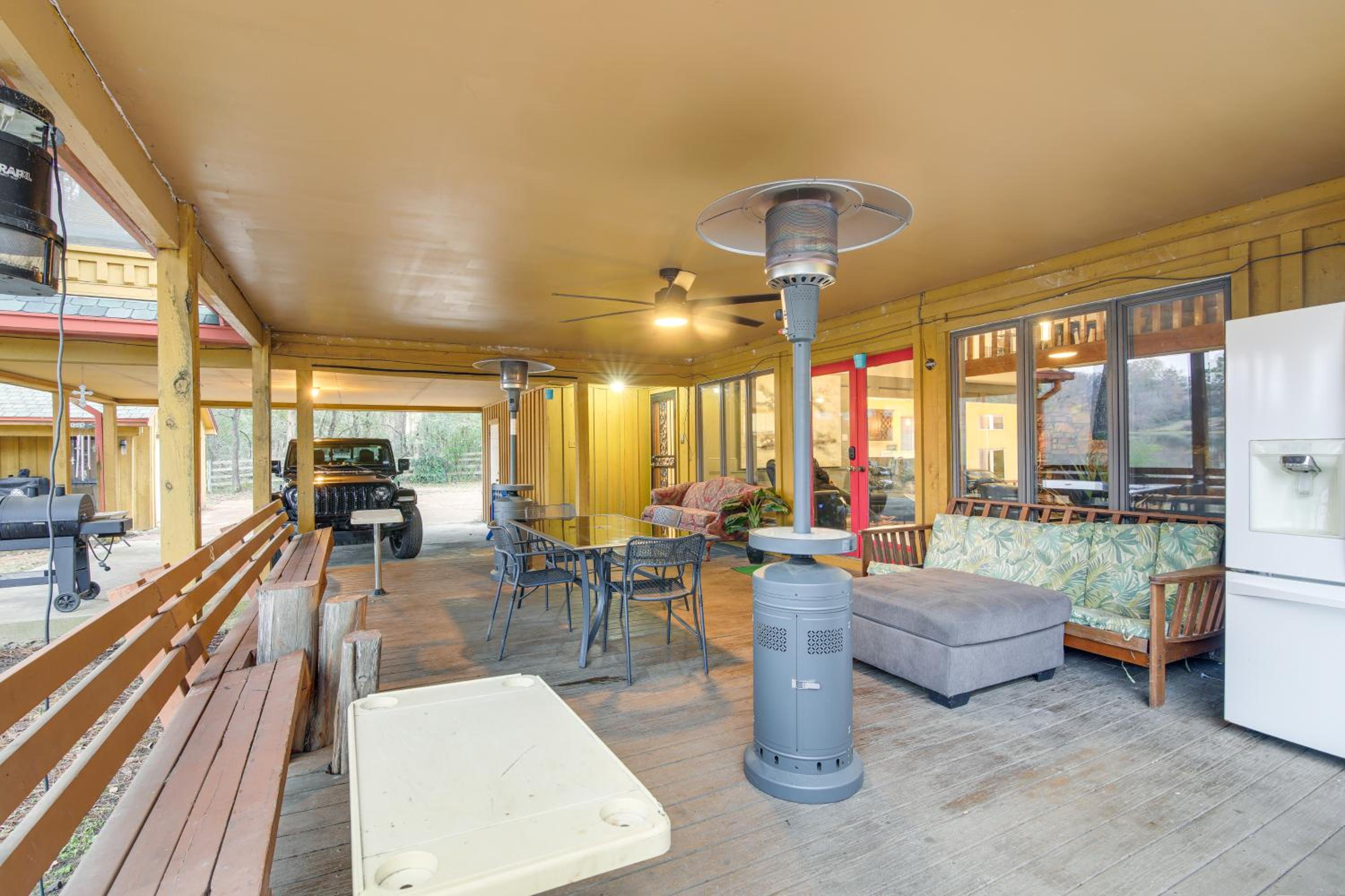 Private and Spacious Lakefront Home in Memphis!