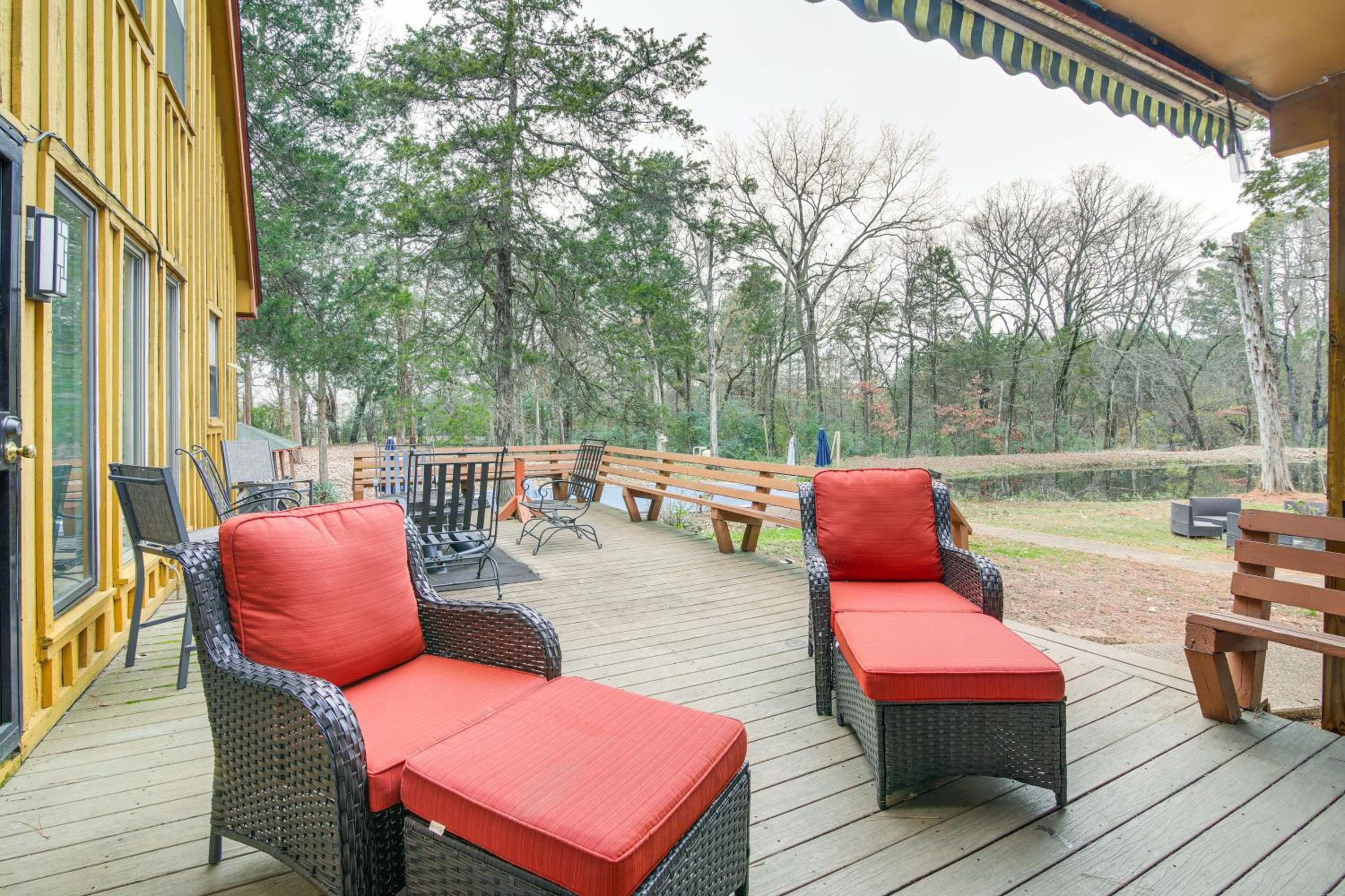 Private and Spacious Lakefront Home in Memphis!