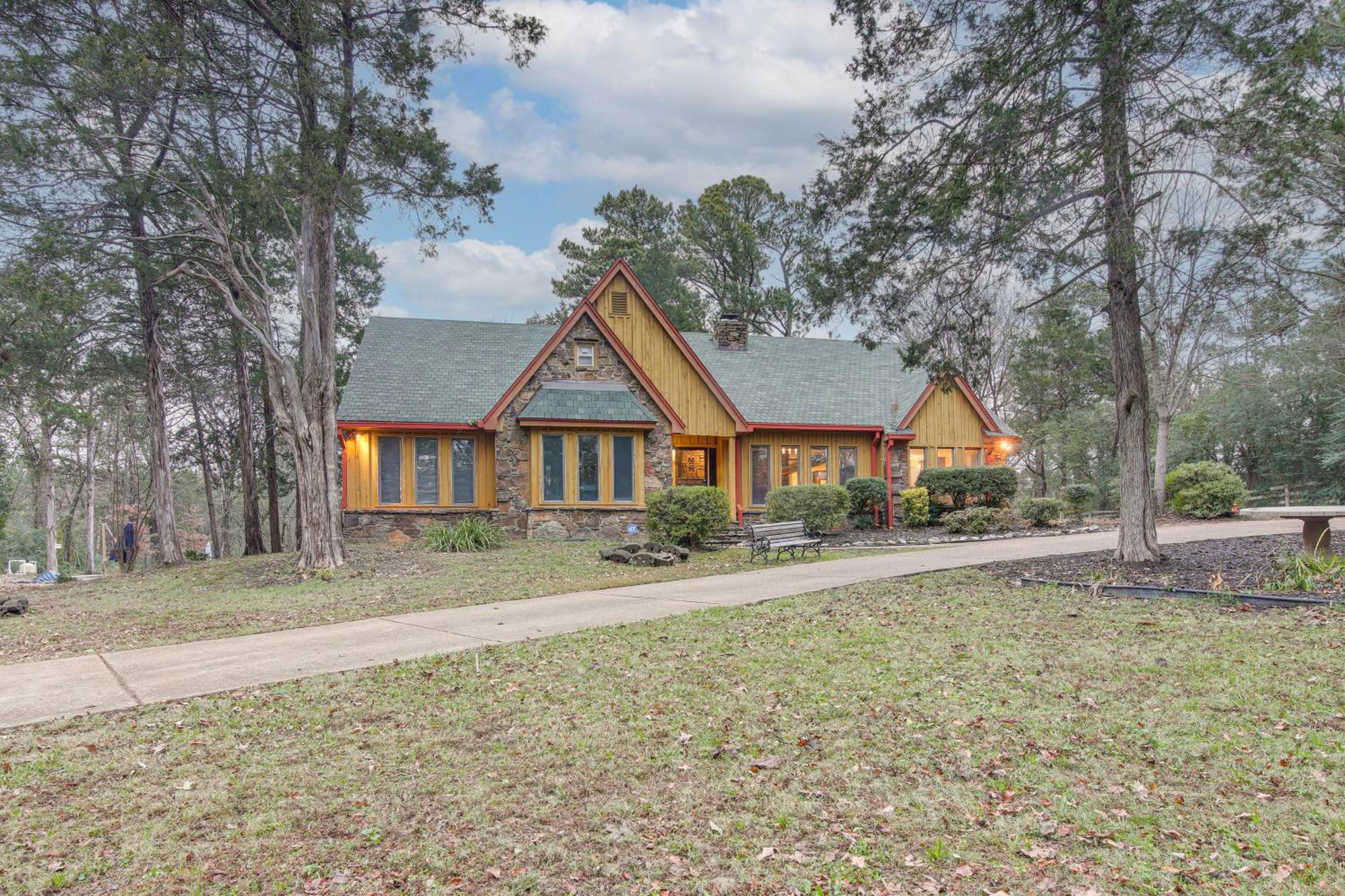 Private and Spacious Lakefront Home in Memphis!