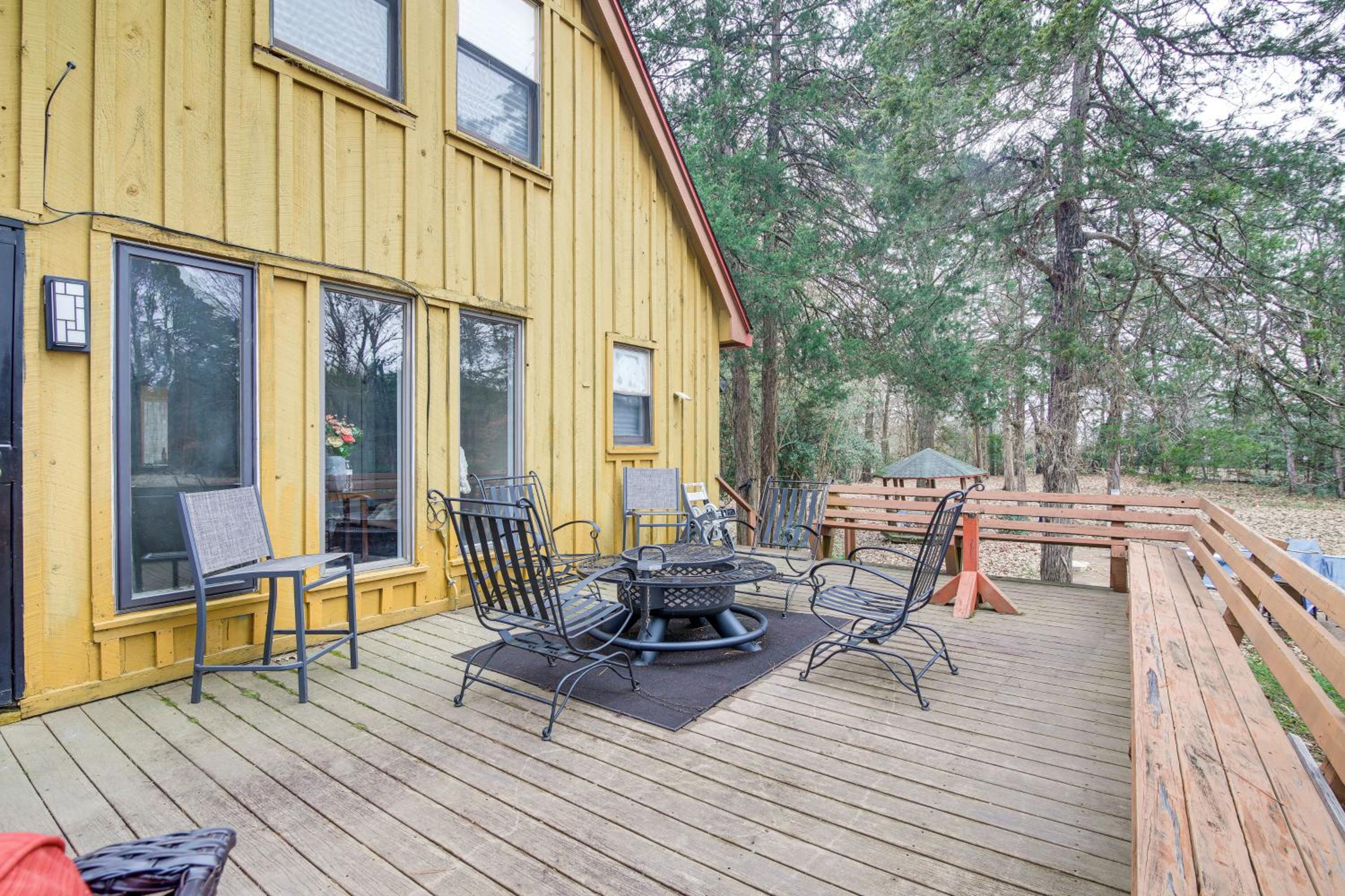Private and Spacious Lakefront Home in Memphis!