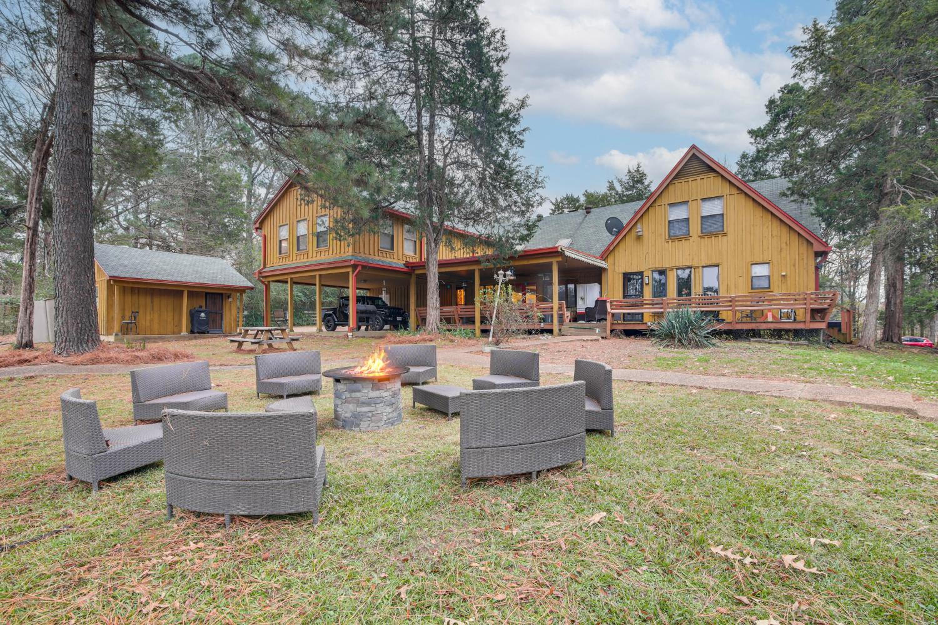 Private and Spacious Lakefront Home in Memphis!