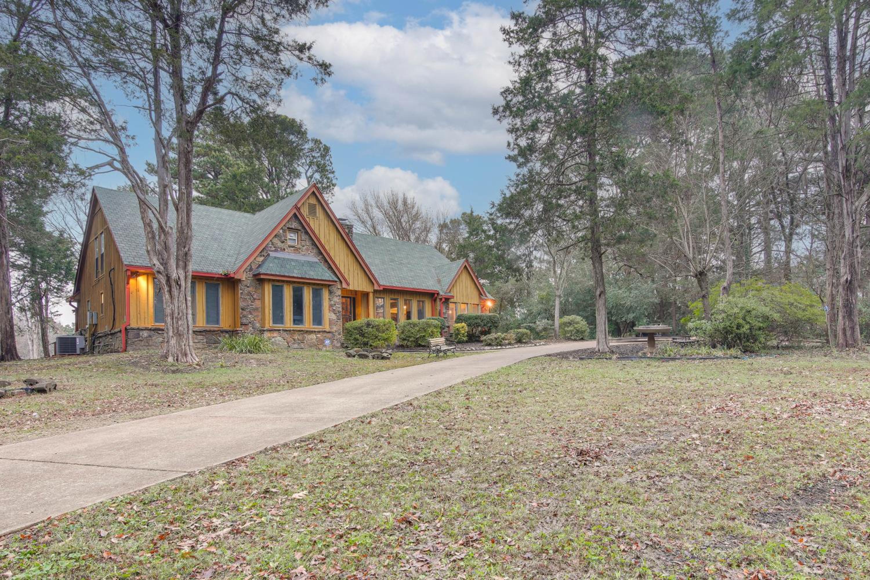 Private and Spacious Lakefront Home in Memphis!