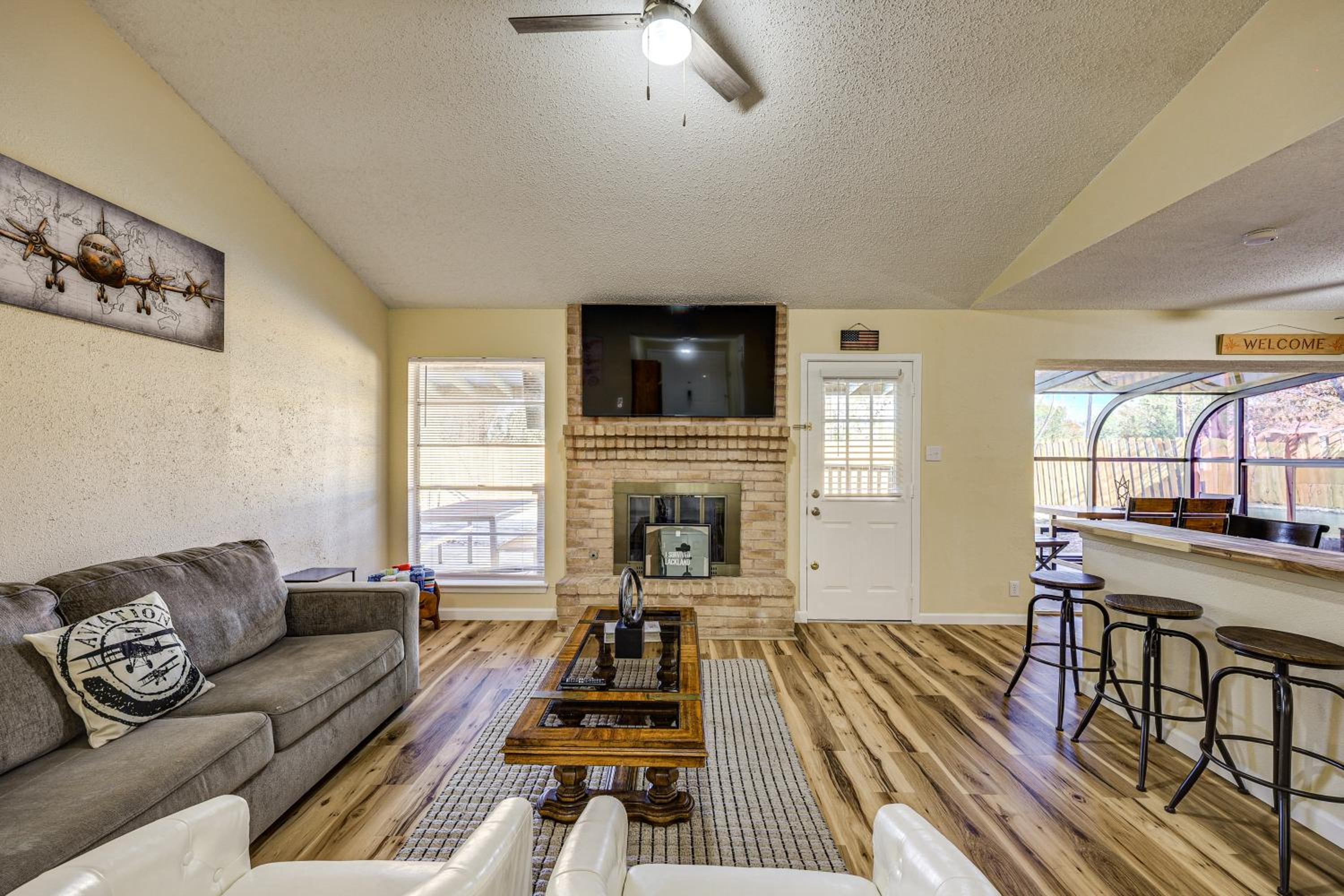 Hot Tub, Pool and Game Room San Antonio Family Gem