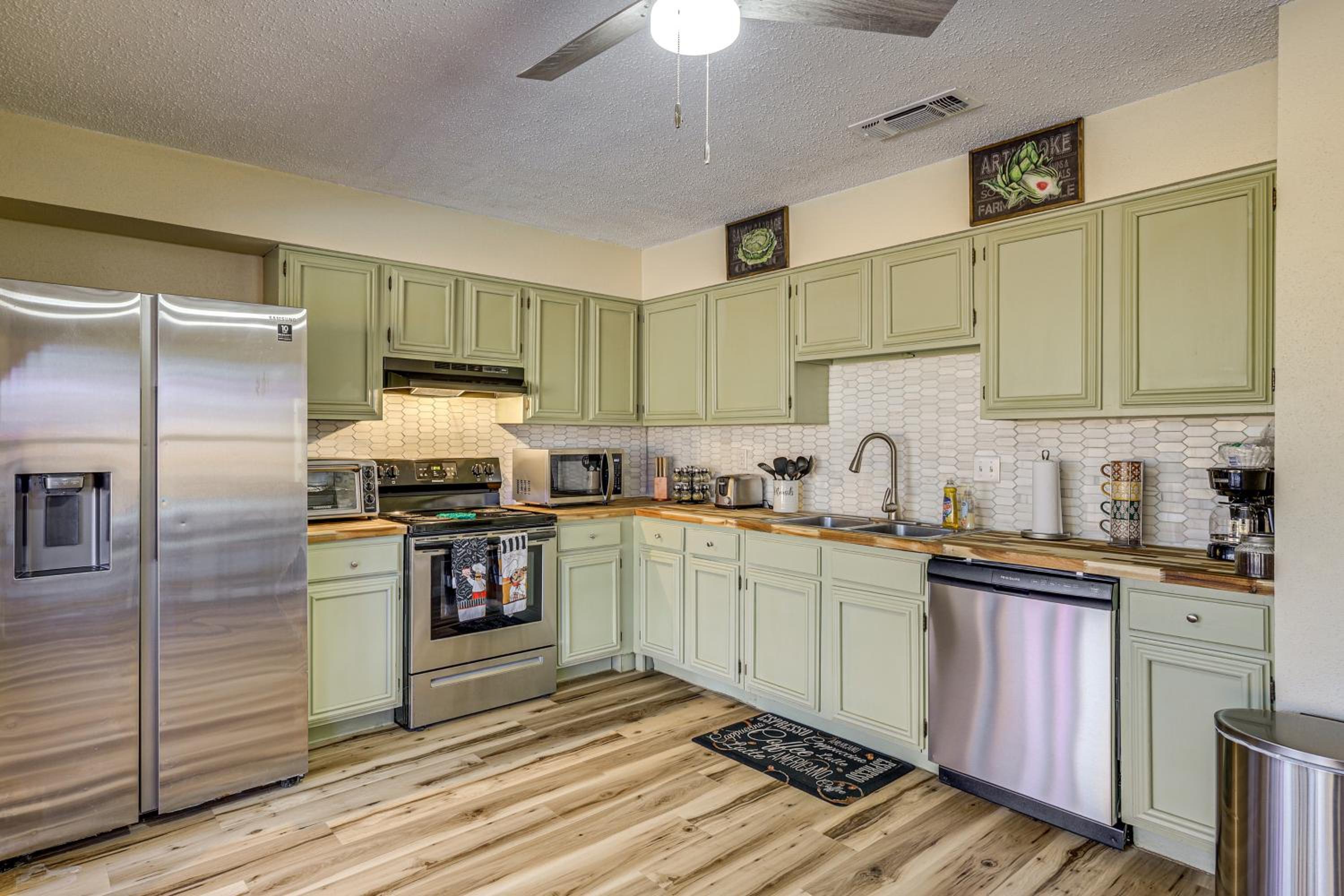 Hot Tub, Pool and Game Room San Antonio Family Gem