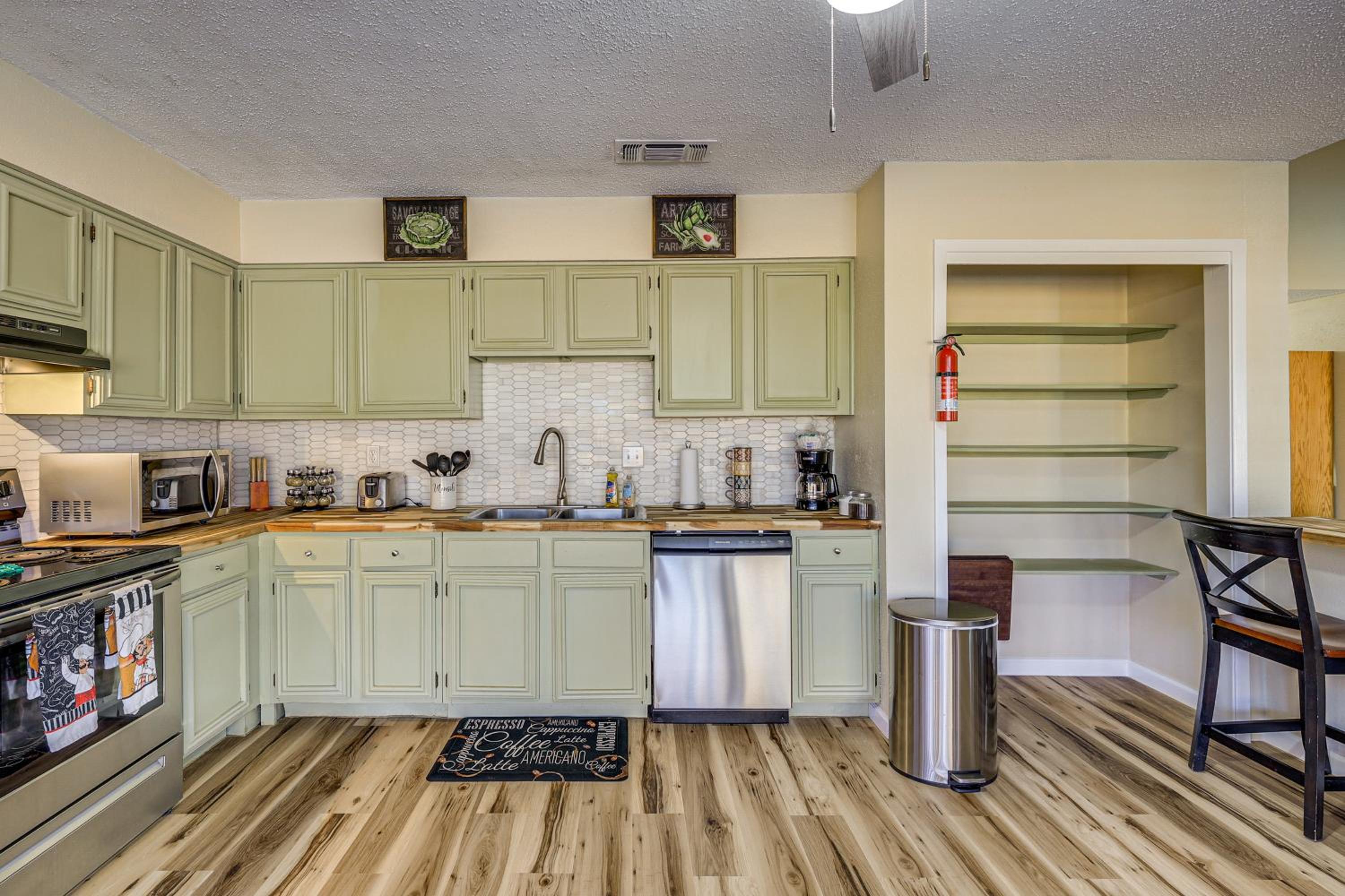 Hot Tub, Pool and Game Room San Antonio Family Gem