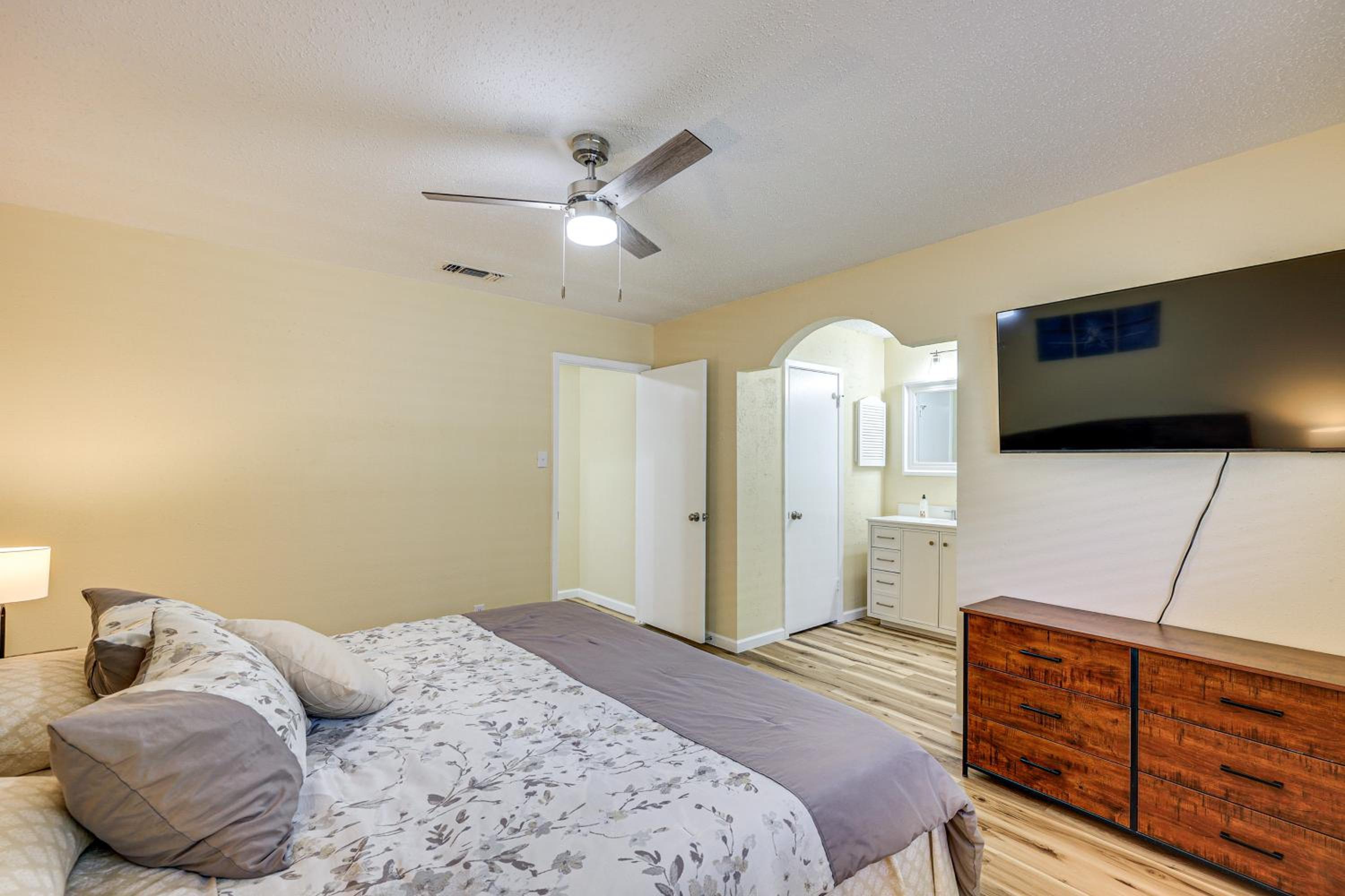 Hot Tub, Pool and Game Room San Antonio Family Gem