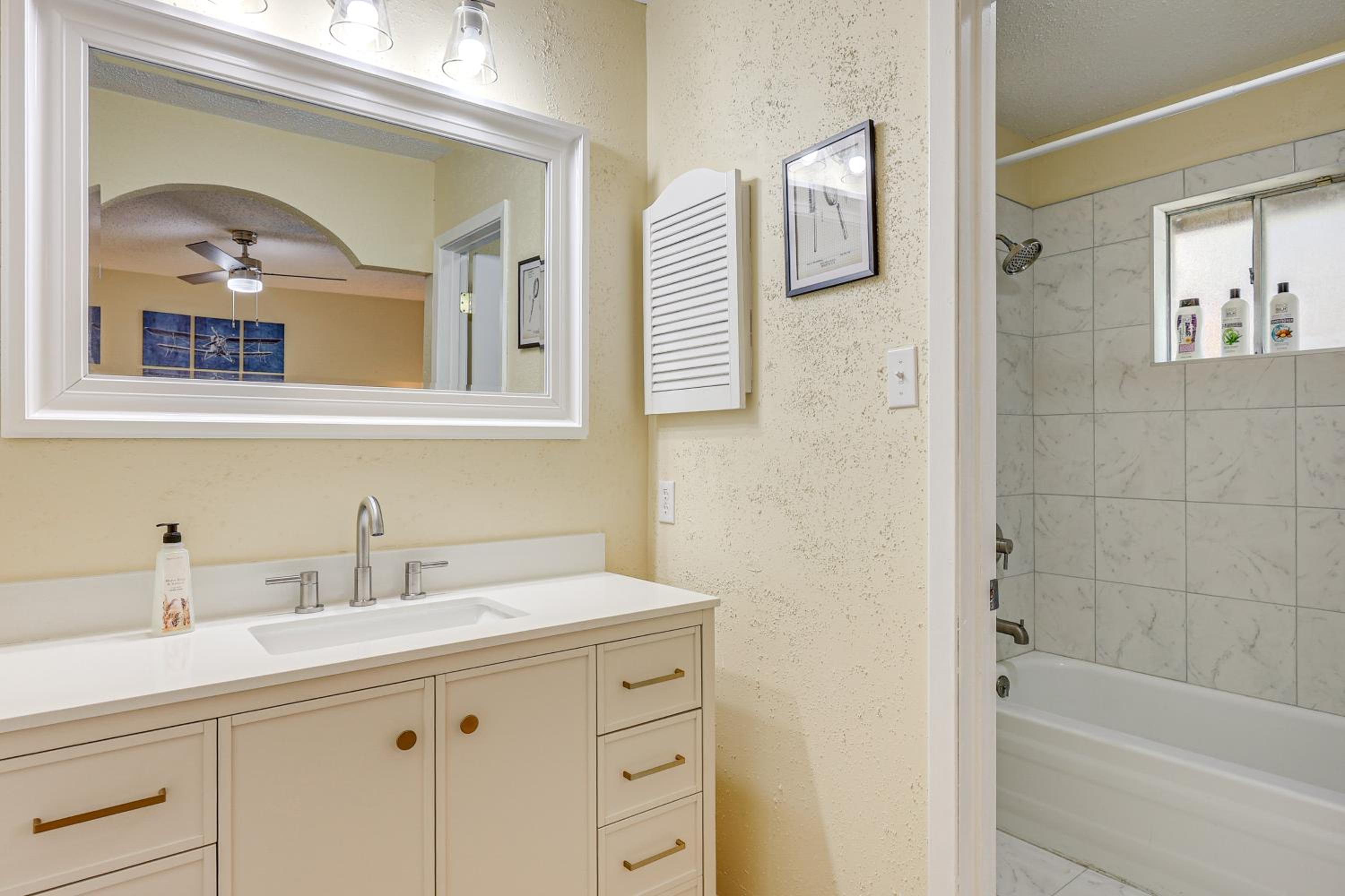 Hot Tub, Pool and Game Room San Antonio Family Gem