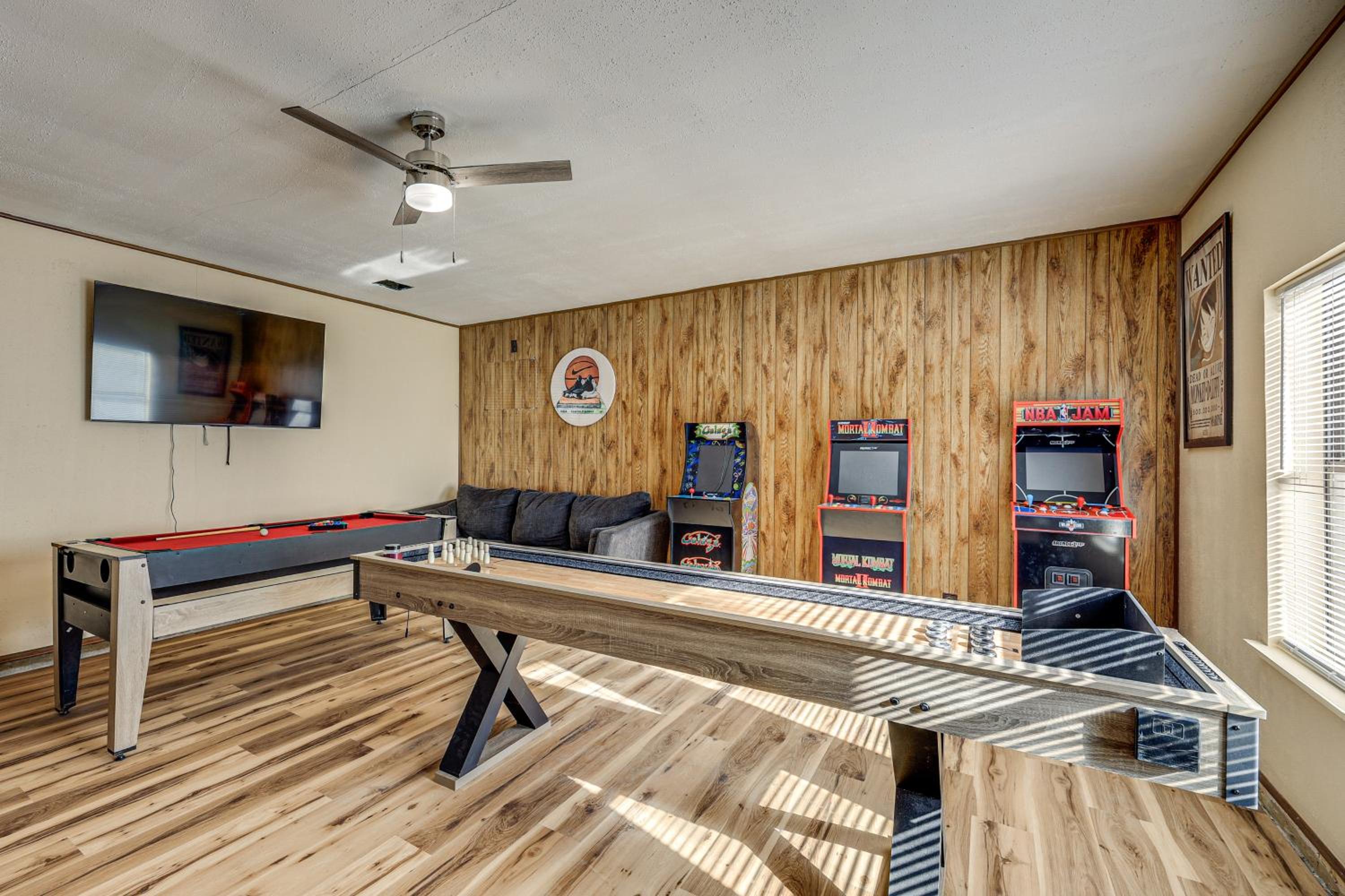 Hot Tub, Pool and Game Room San Antonio Family Gem