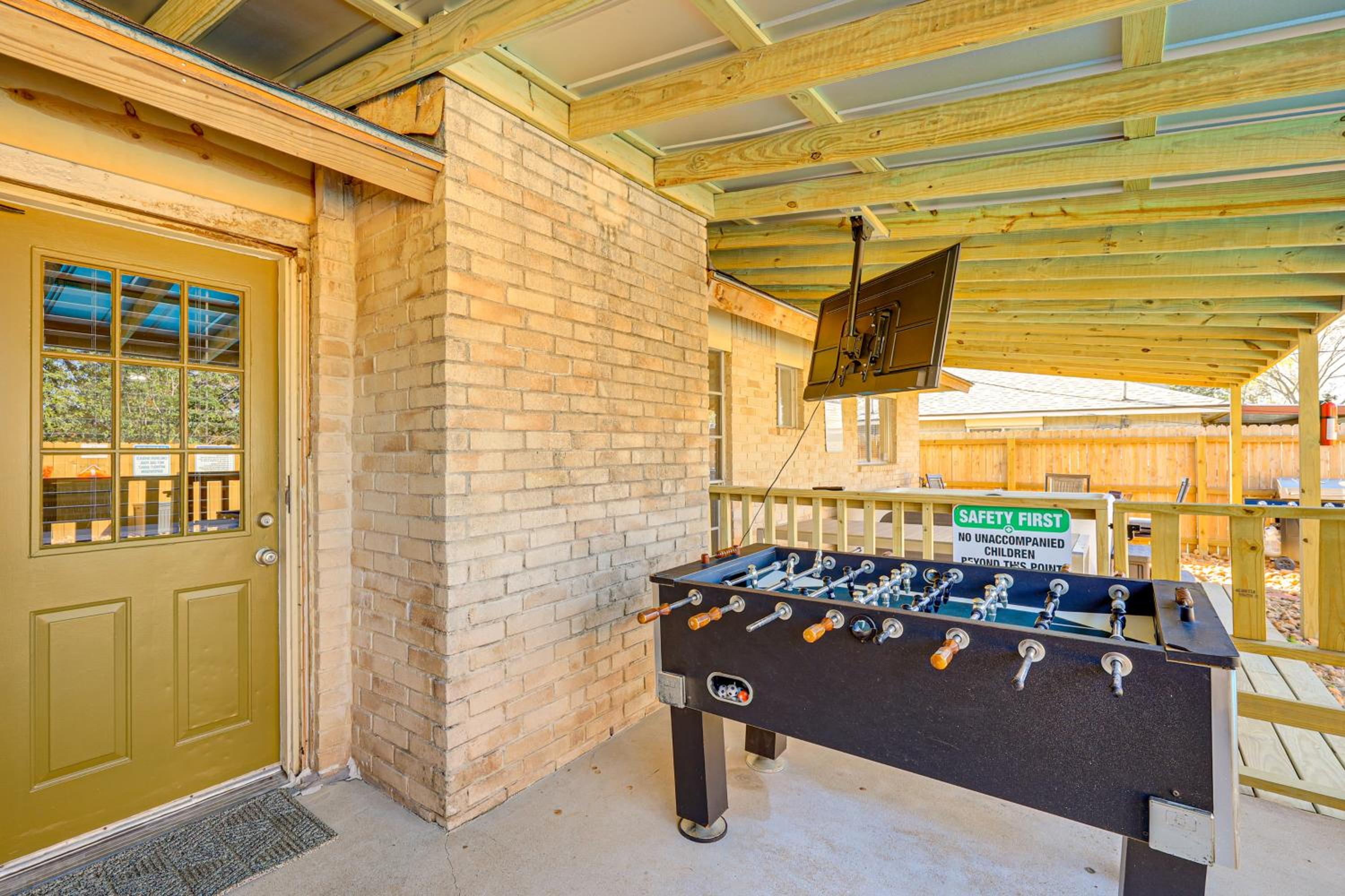 Hot Tub, Pool and Game Room San Antonio Family Gem