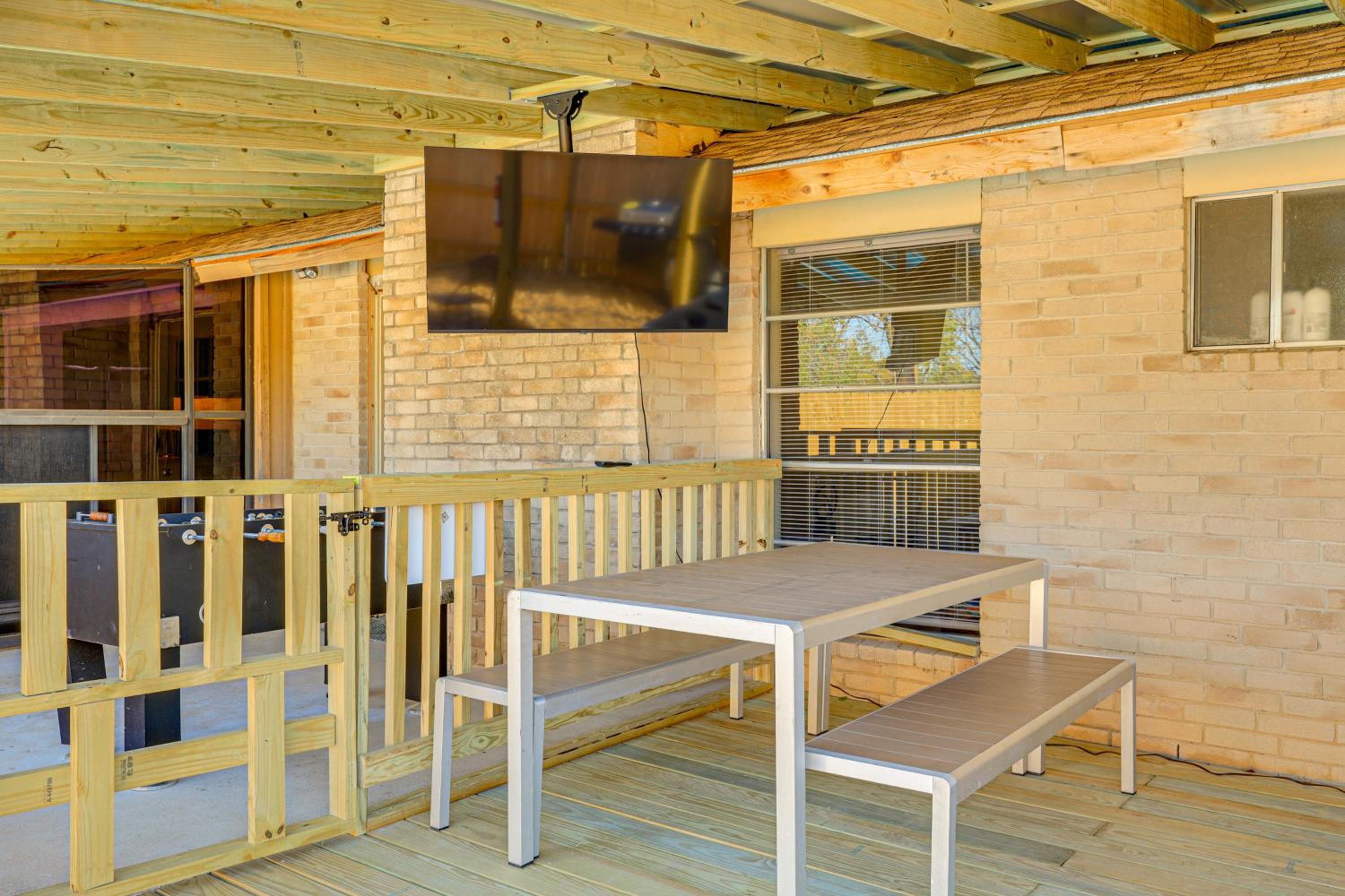 Hot Tub, Pool and Game Room San Antonio Family Gem