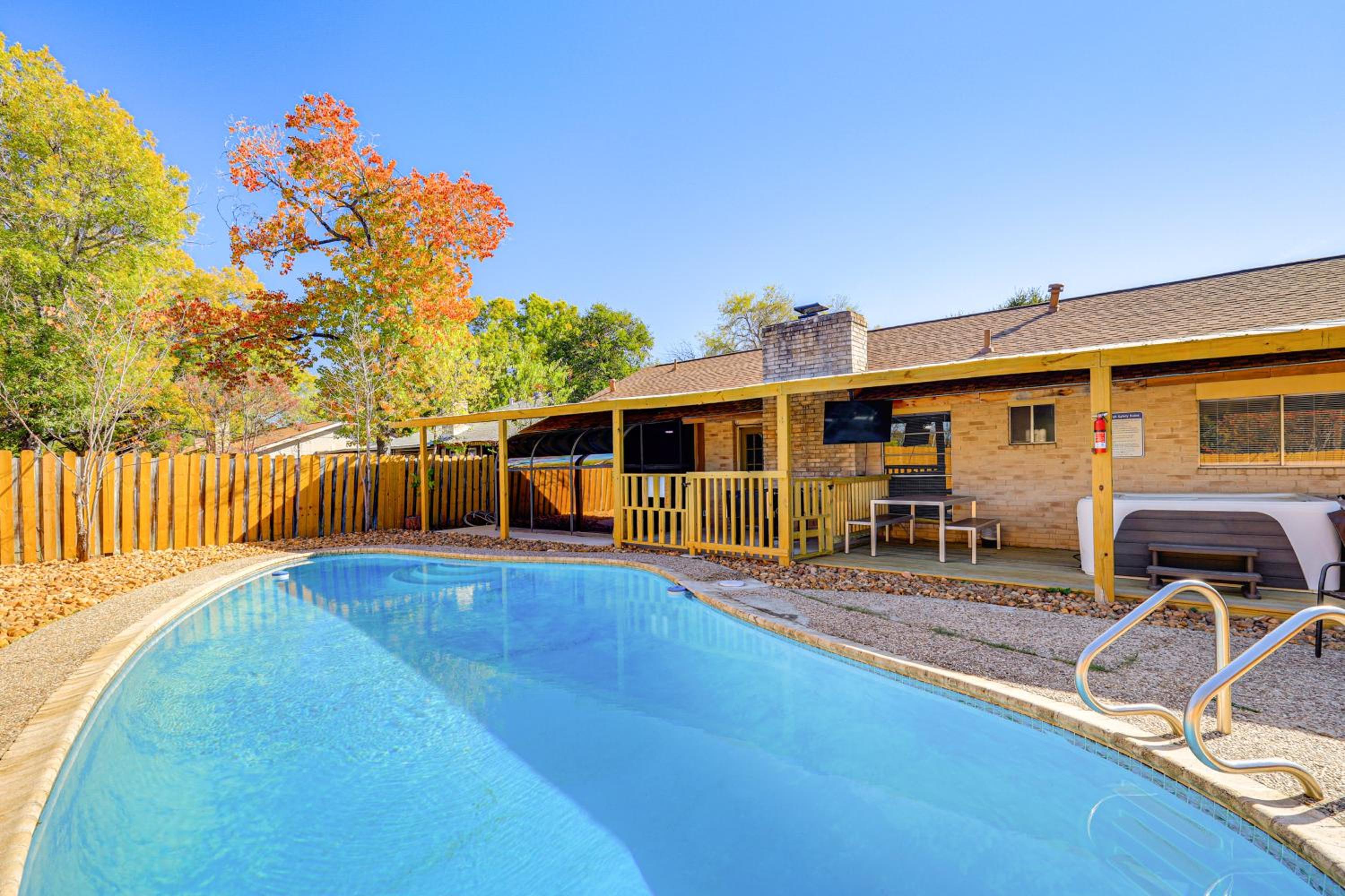 Hot Tub, Pool and Game Room San Antonio Family Gem