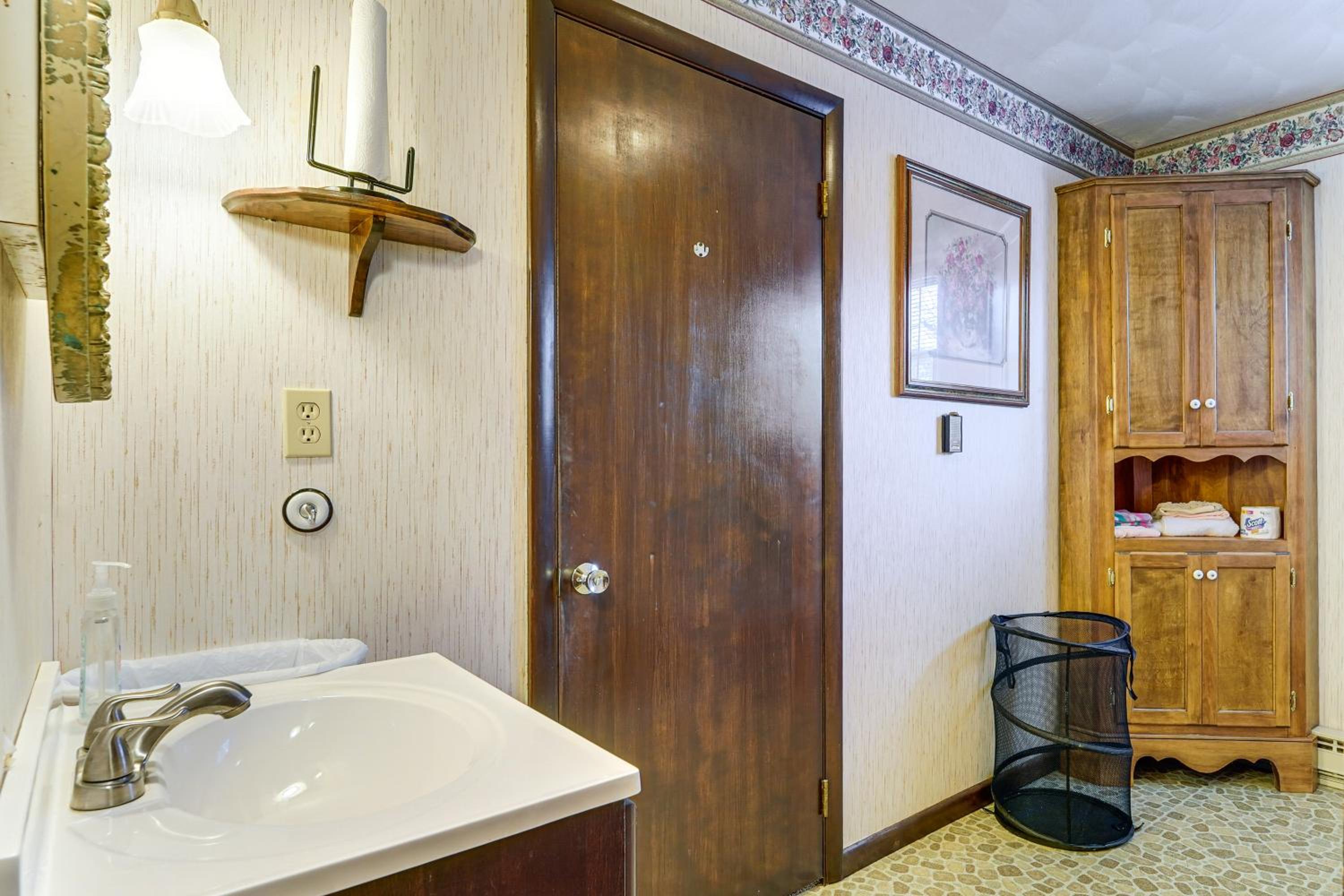 Roaring Spring Horse Farm Getaway with Game Room