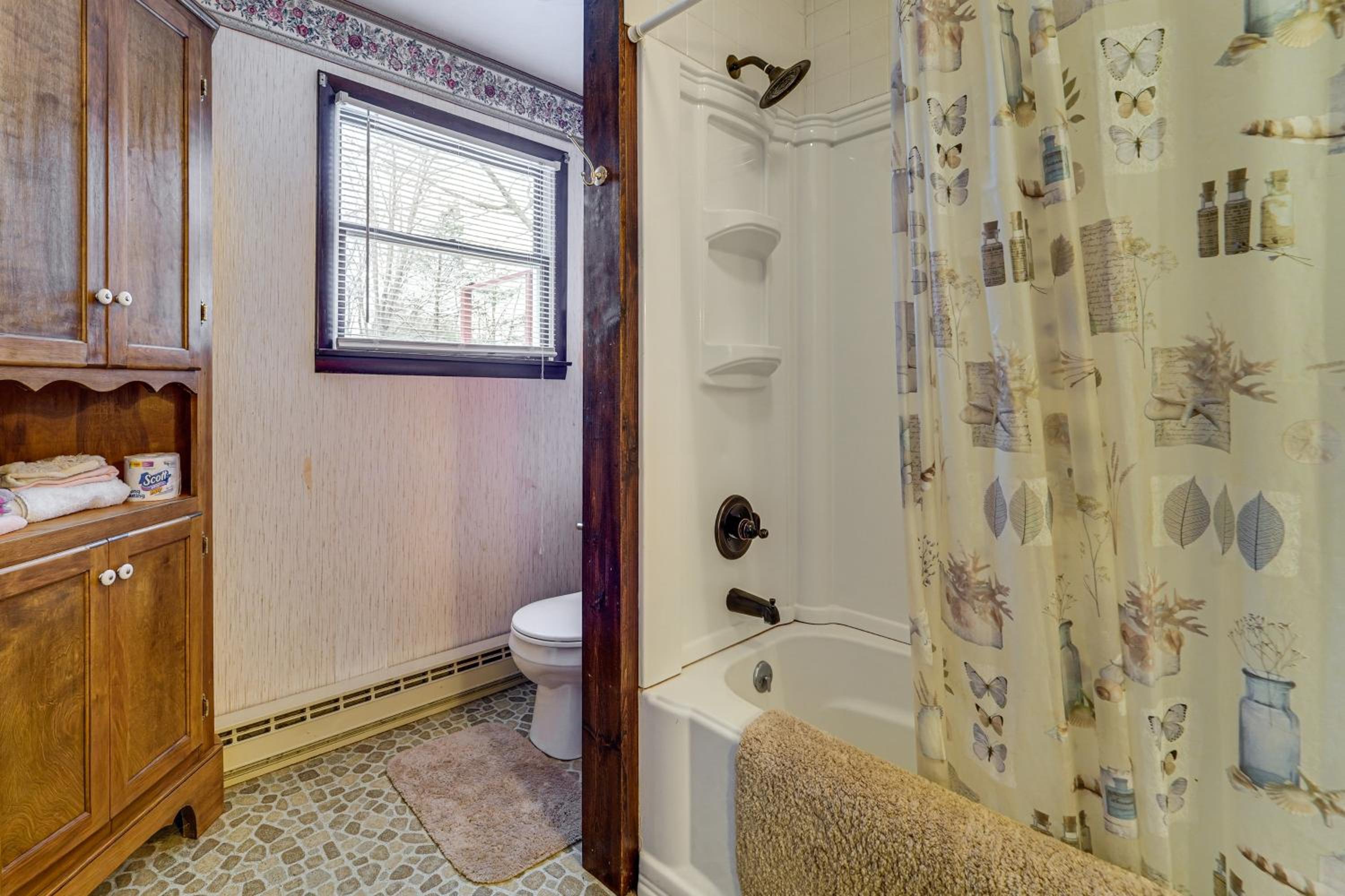 Roaring Spring Horse Farm Getaway with Game Room
