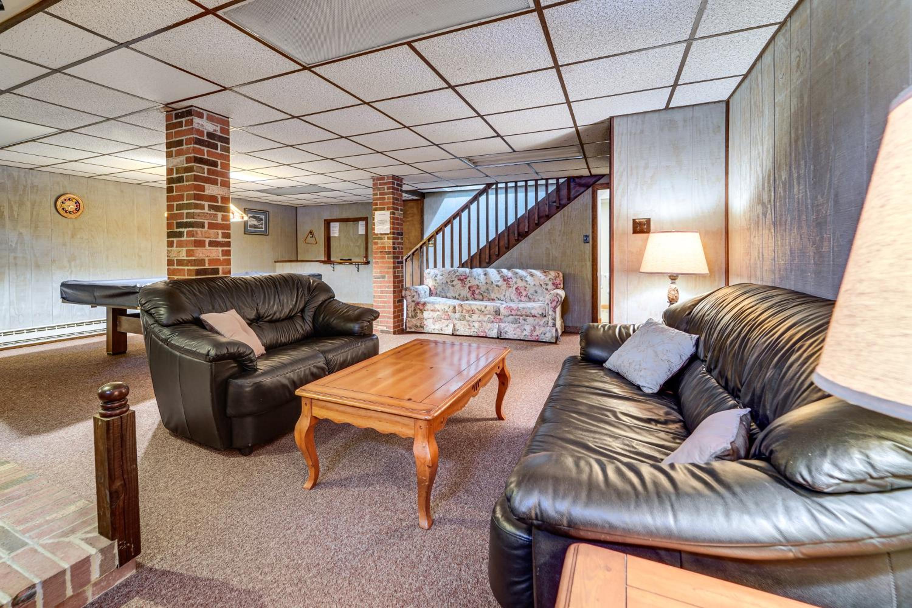 Roaring Spring Horse Farm Getaway with Game Room