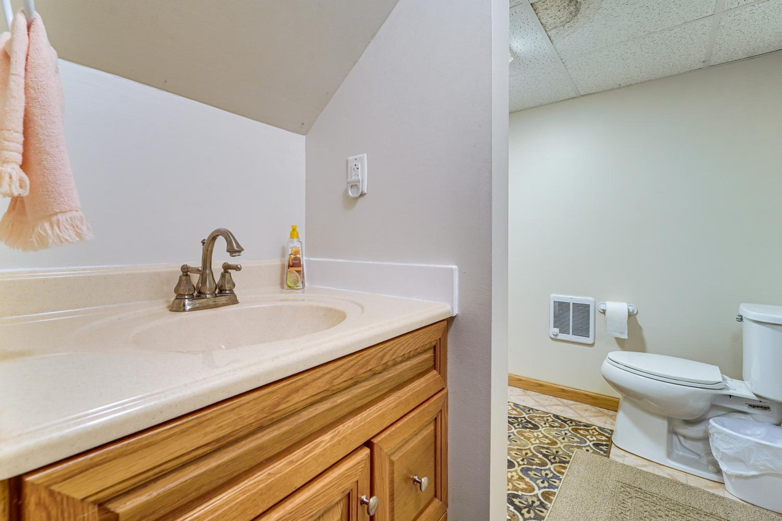 Roaring Spring Horse Farm Getaway with Game Room