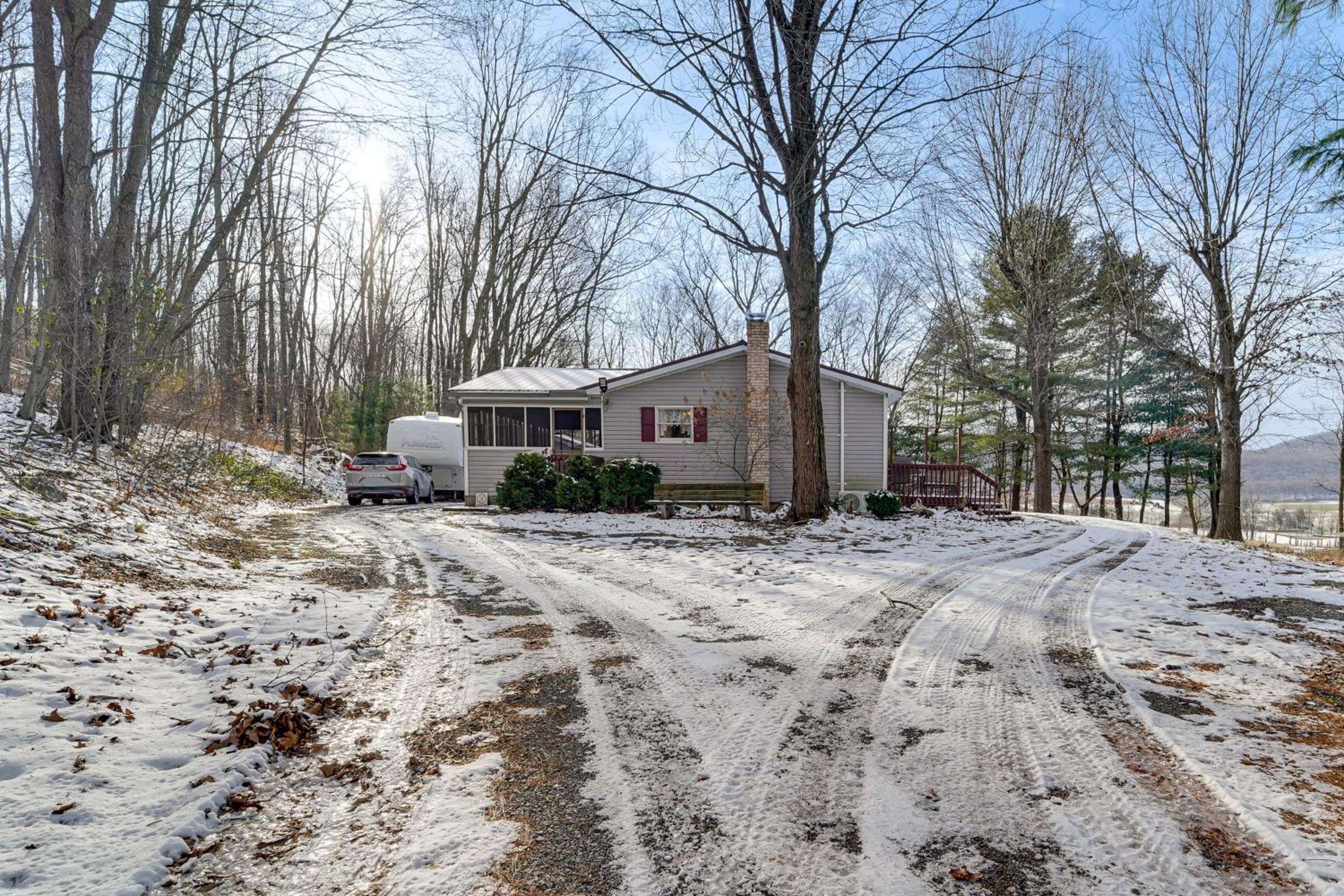 Roaring Spring Horse Farm Getaway with Game Room