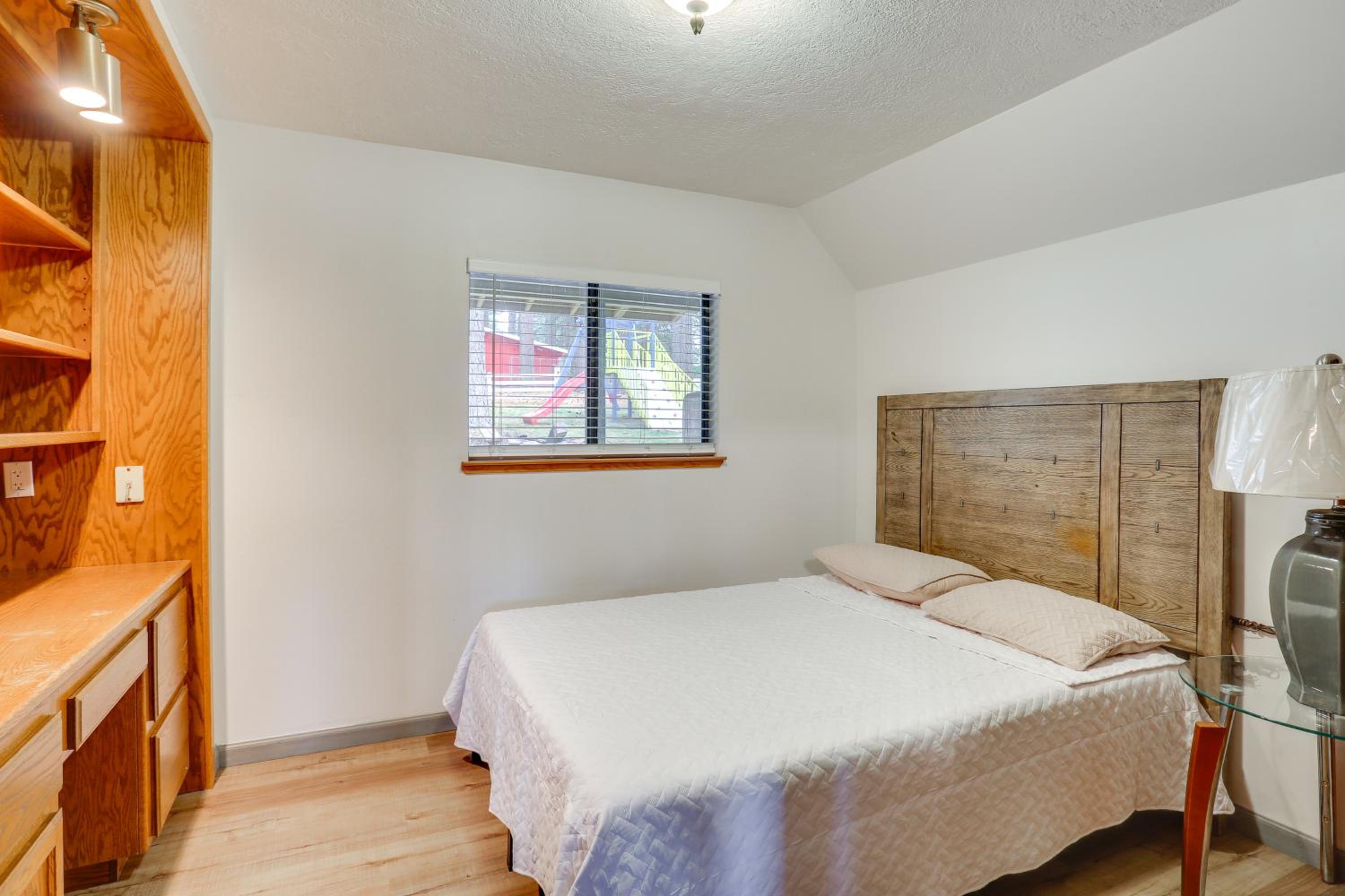 Quiet and Family Friendly! Rural Home Near Mt Shasta
