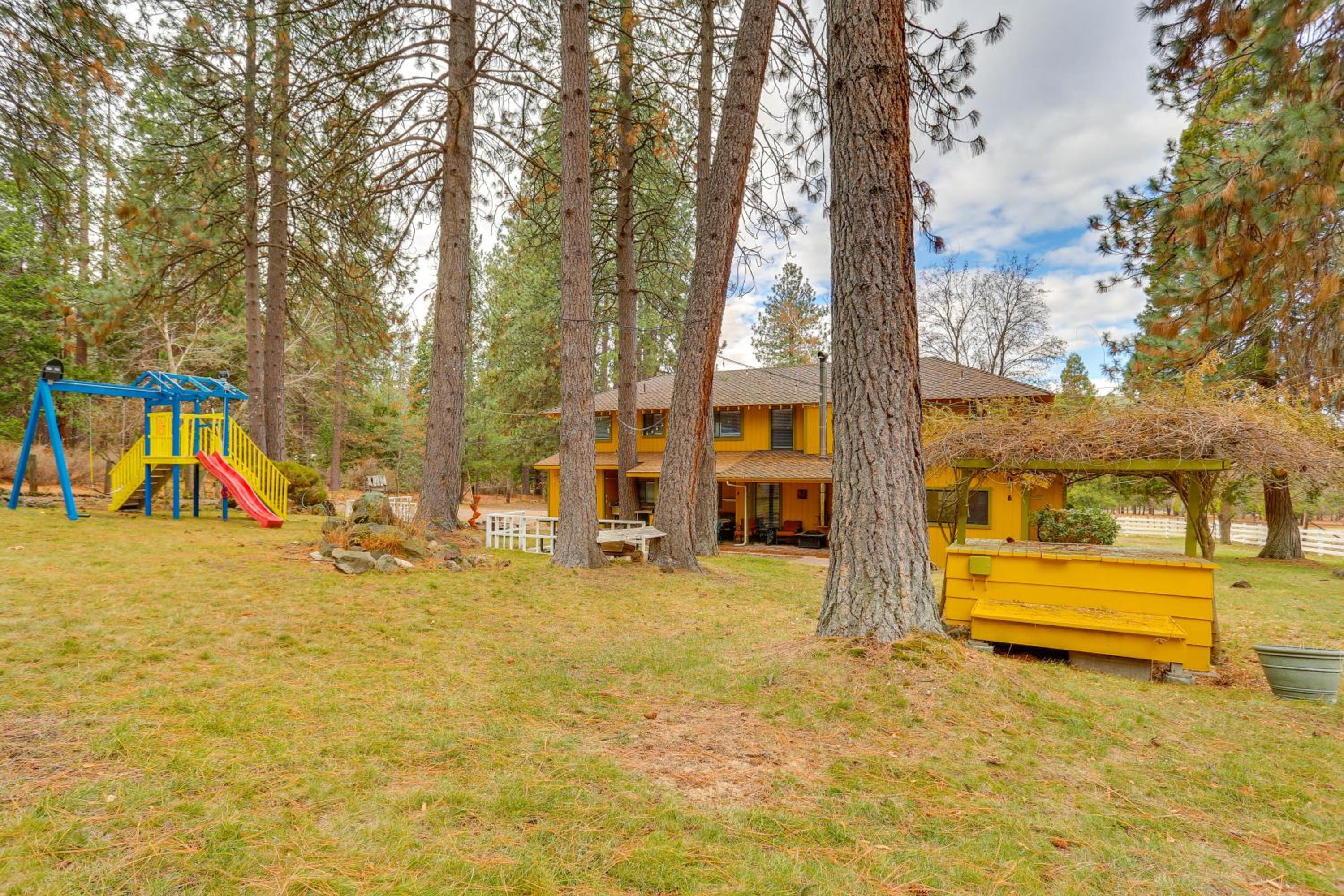 Quiet and Family Friendly! Rural Home Near Mt Shasta