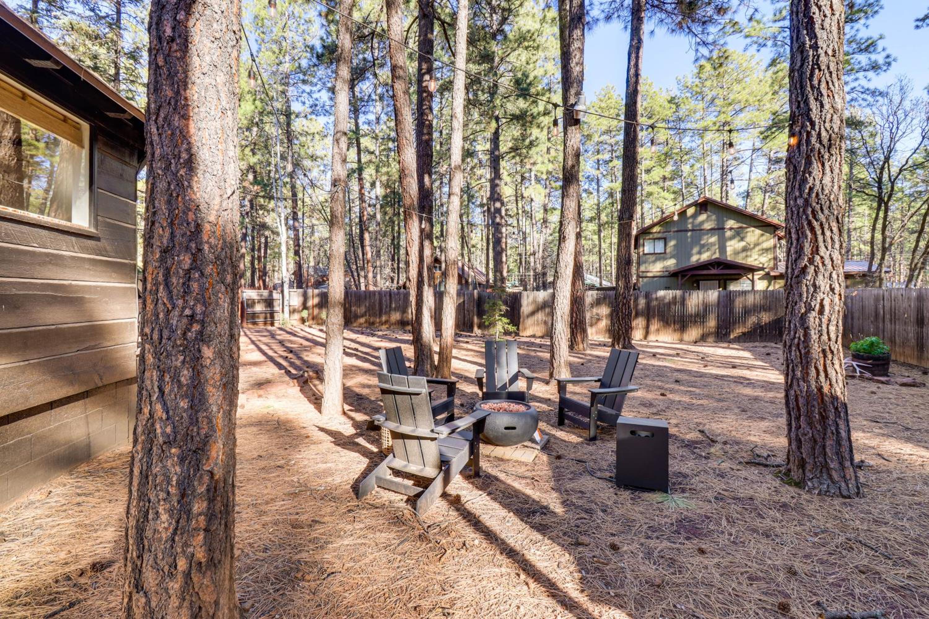 1 Mi to Woodland Lake Park Forested Sanctuary!