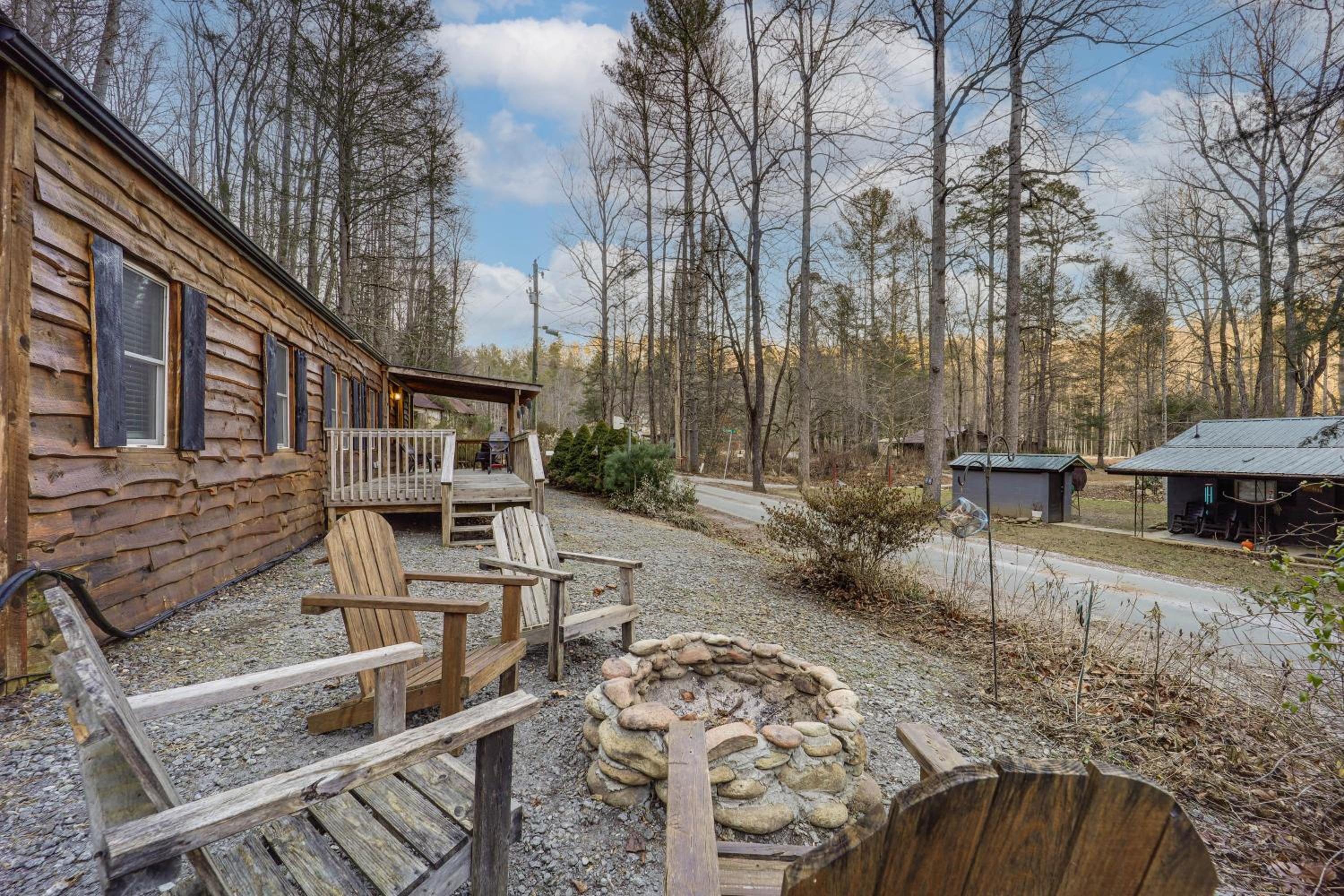 Rural Outdoor Oasis! Edgemont Cabin with Fire Pit