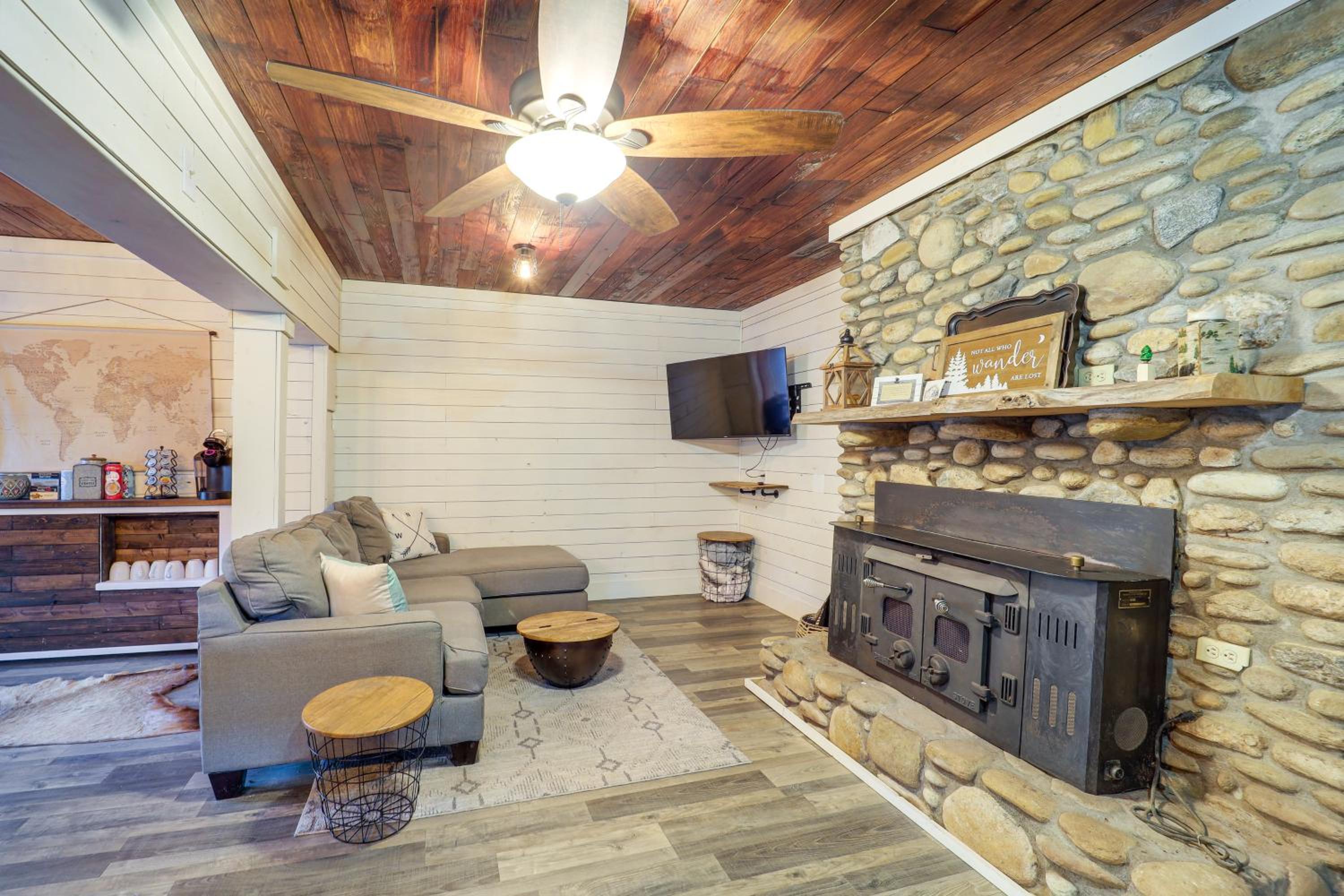Rural Outdoor Oasis! Edgemont Cabin with Fire Pit