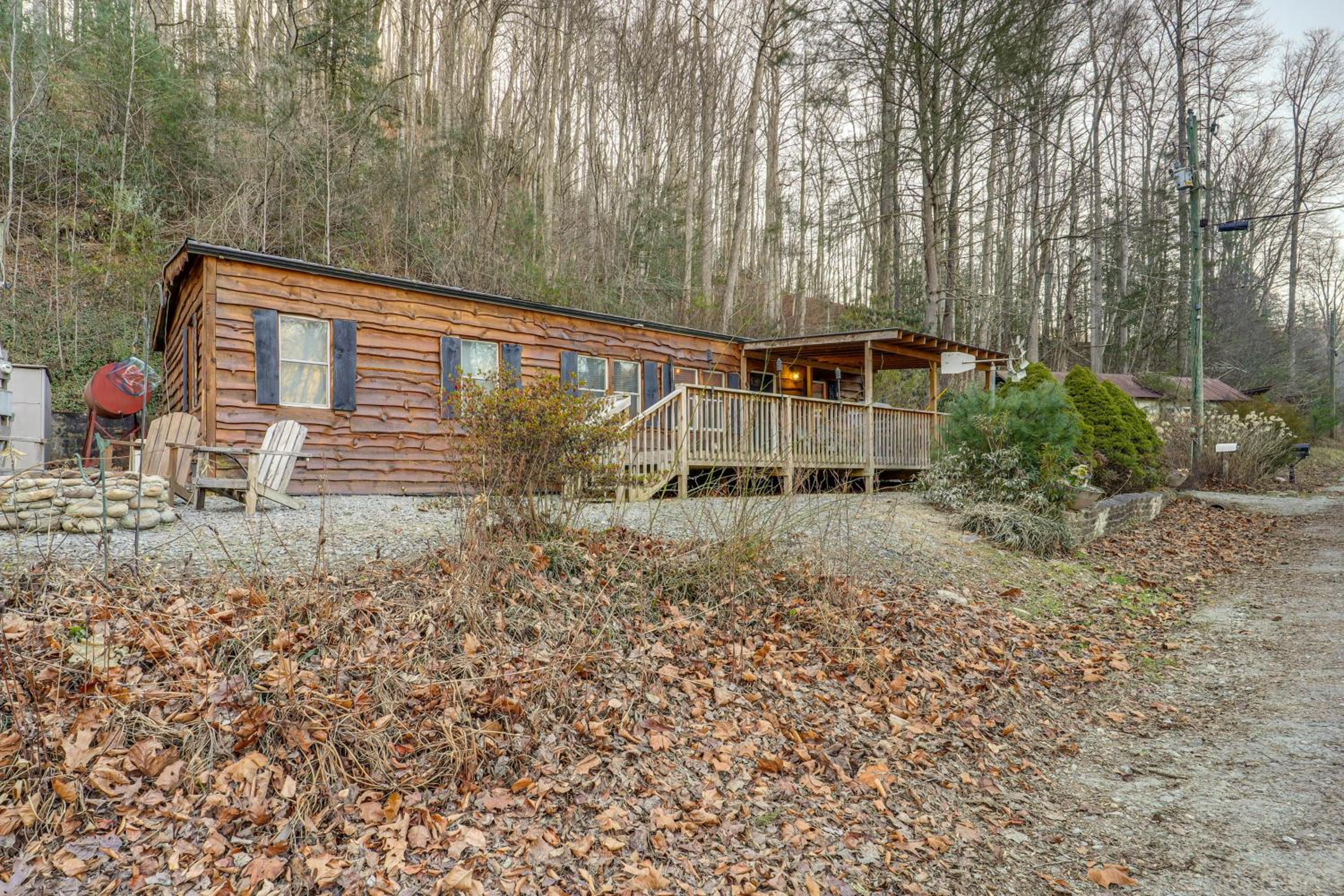 Rural Outdoor Oasis! Edgemont Cabin with Fire Pit