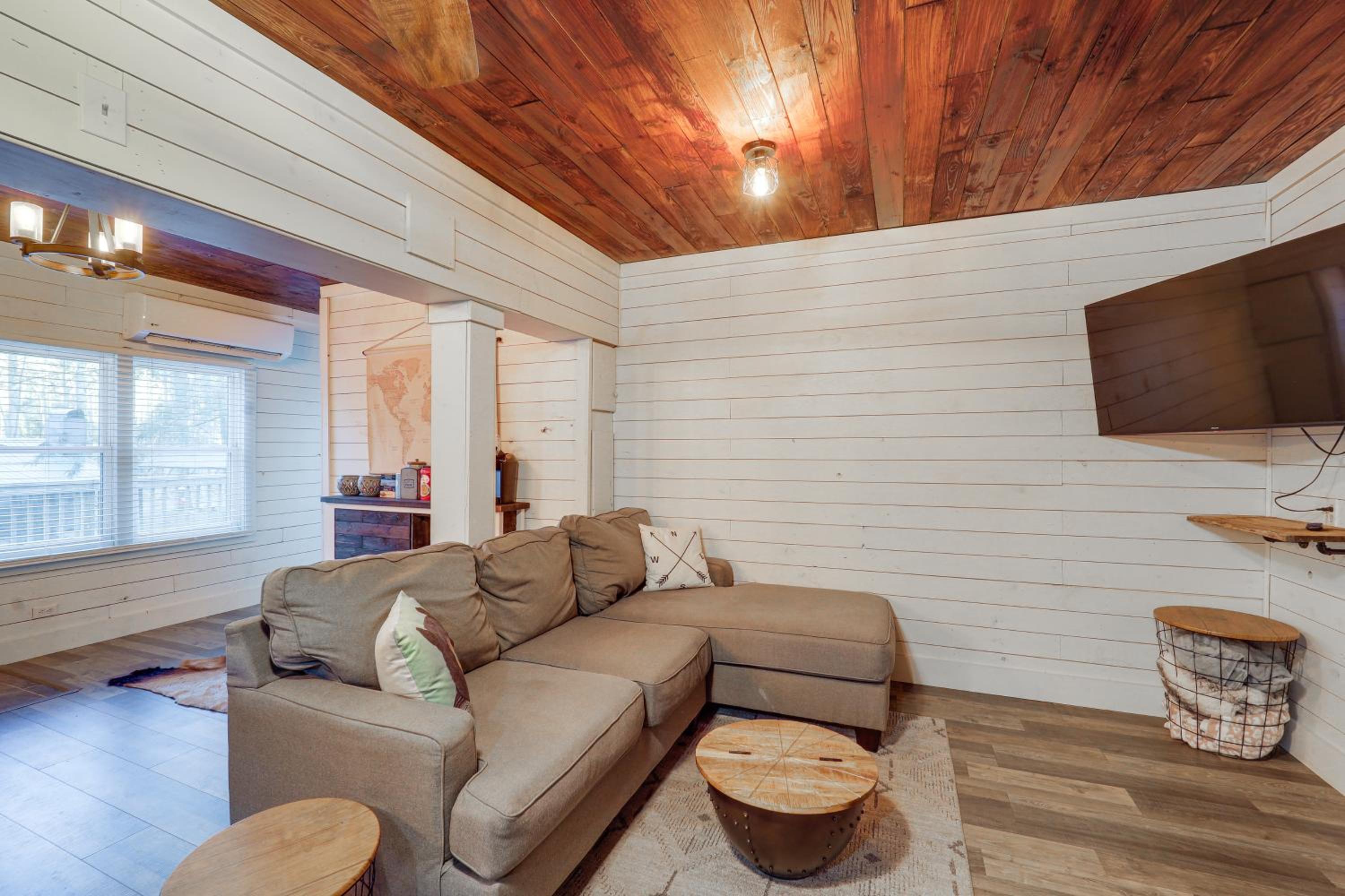 Rural Outdoor Oasis! Edgemont Cabin with Fire Pit