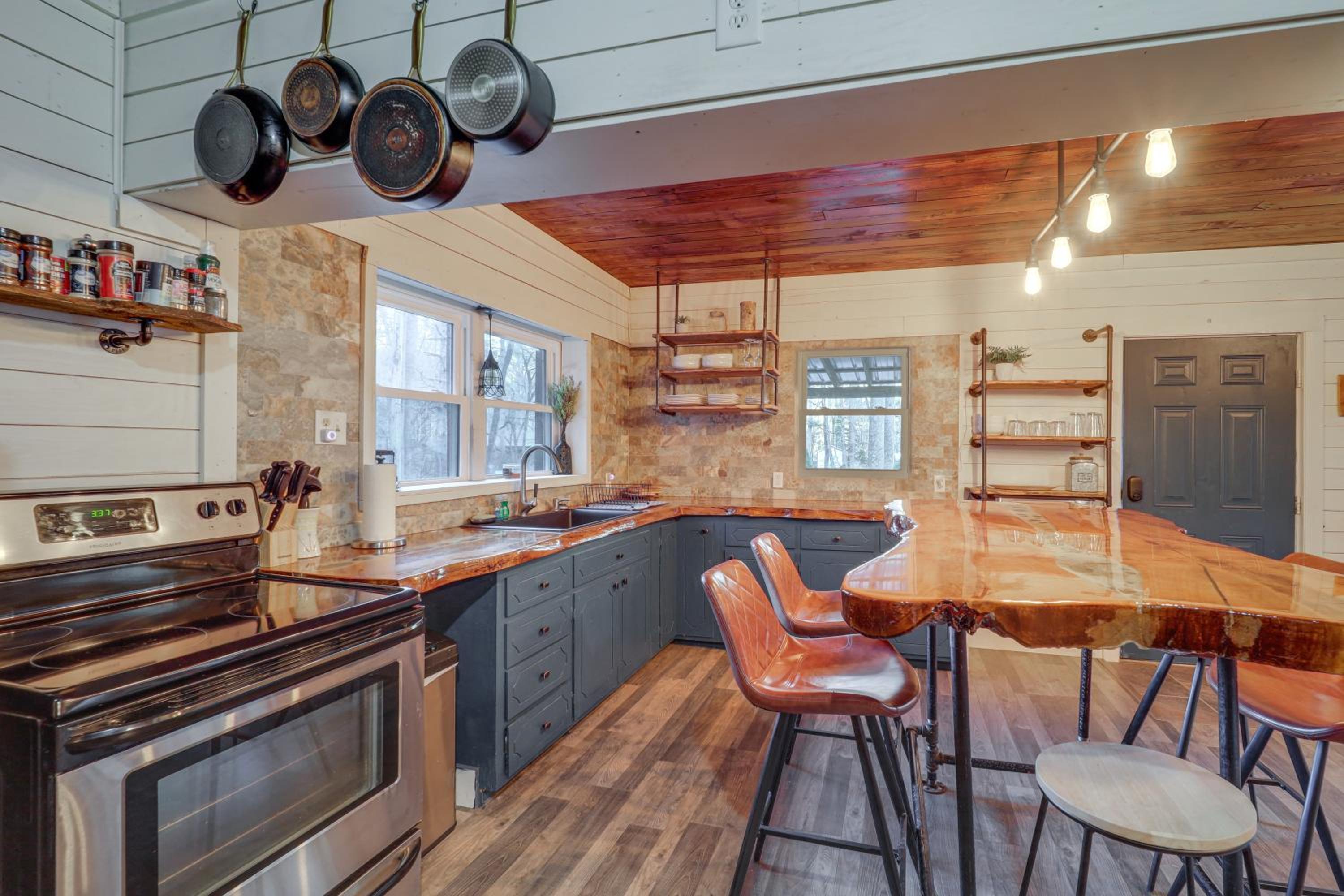 Rural Outdoor Oasis! Edgemont Cabin with Fire Pit