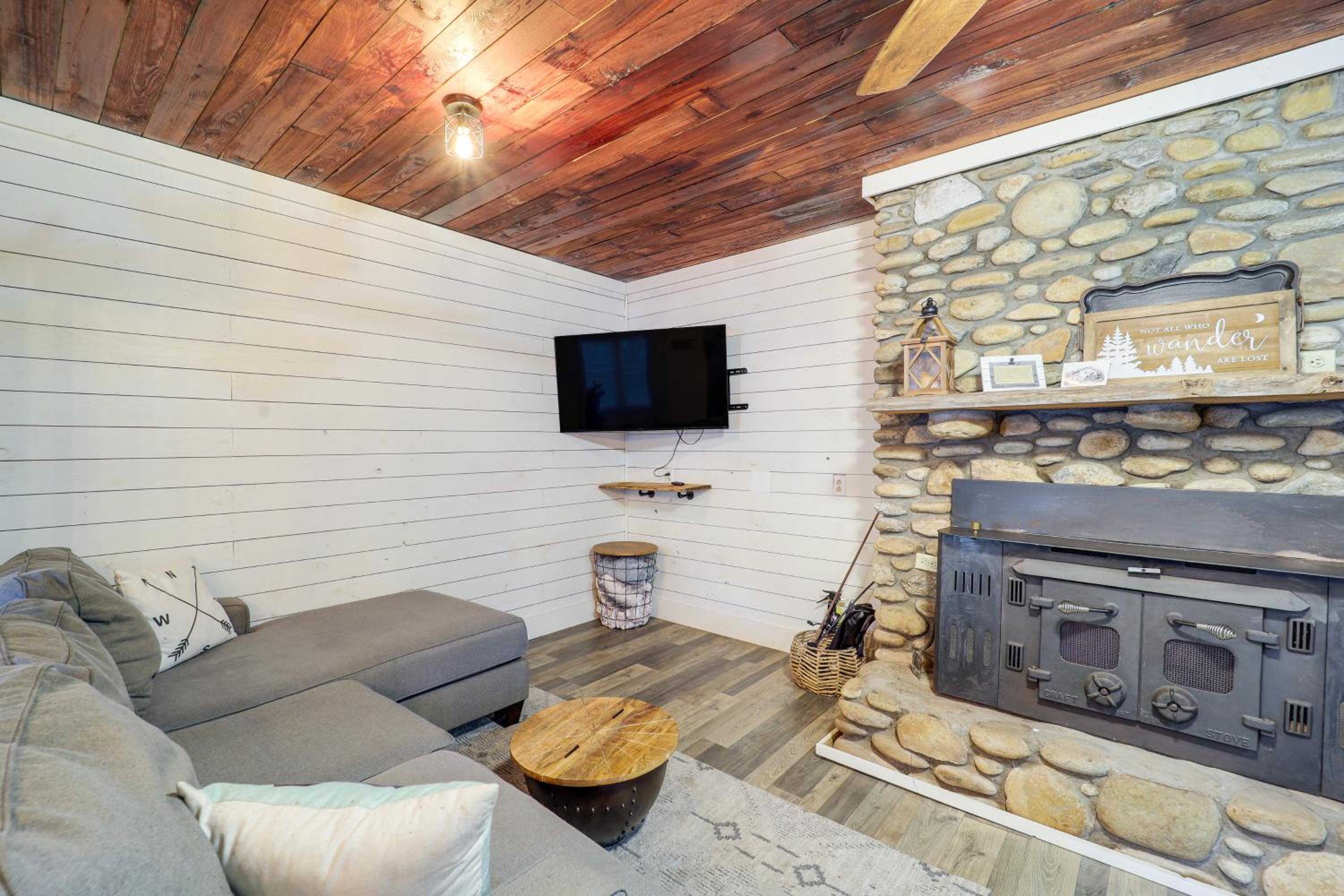 Rural Outdoor Oasis! Edgemont Cabin with Fire Pit