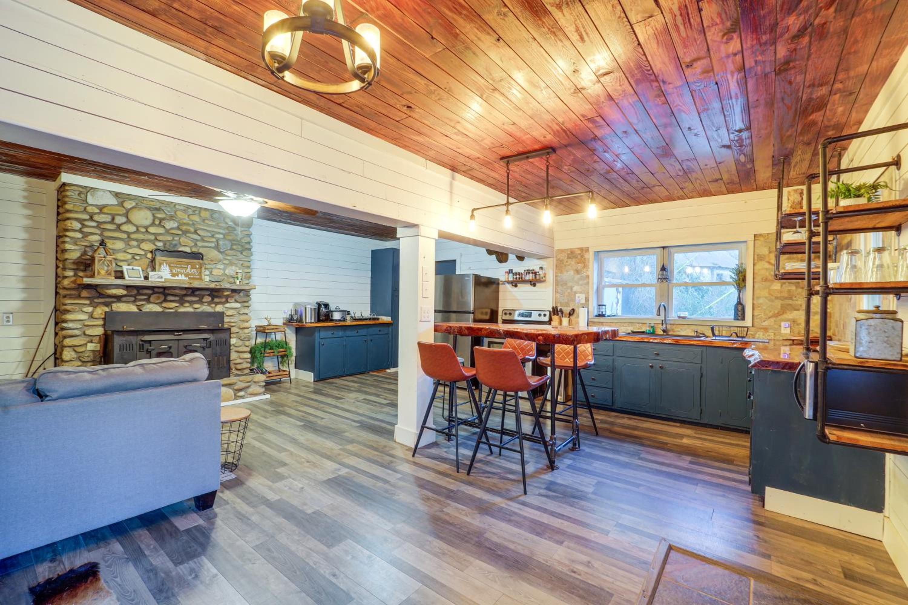 Rural Outdoor Oasis! Edgemont Cabin with Fire Pit