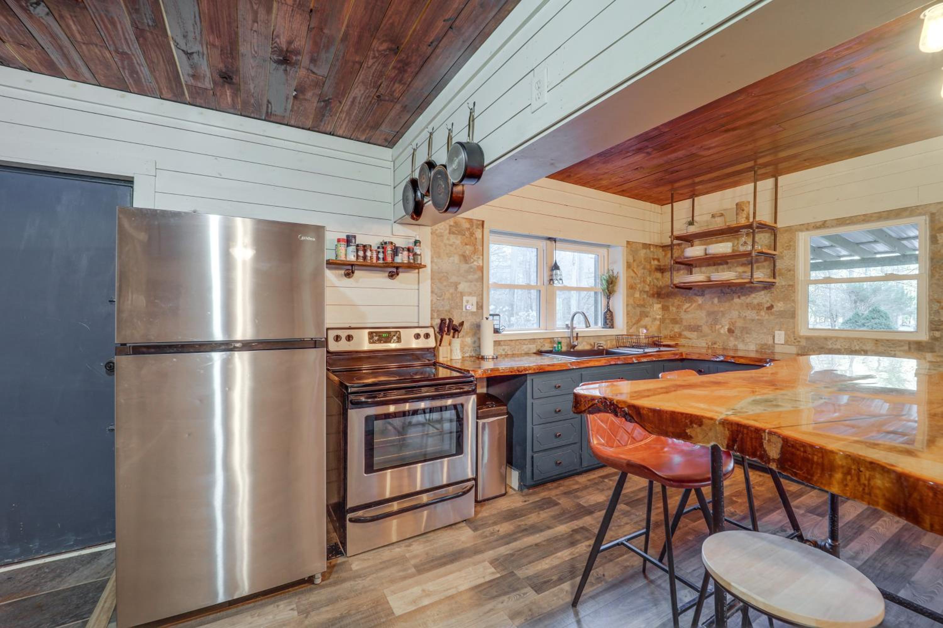 Rural Outdoor Oasis! Edgemont Cabin with Fire Pit