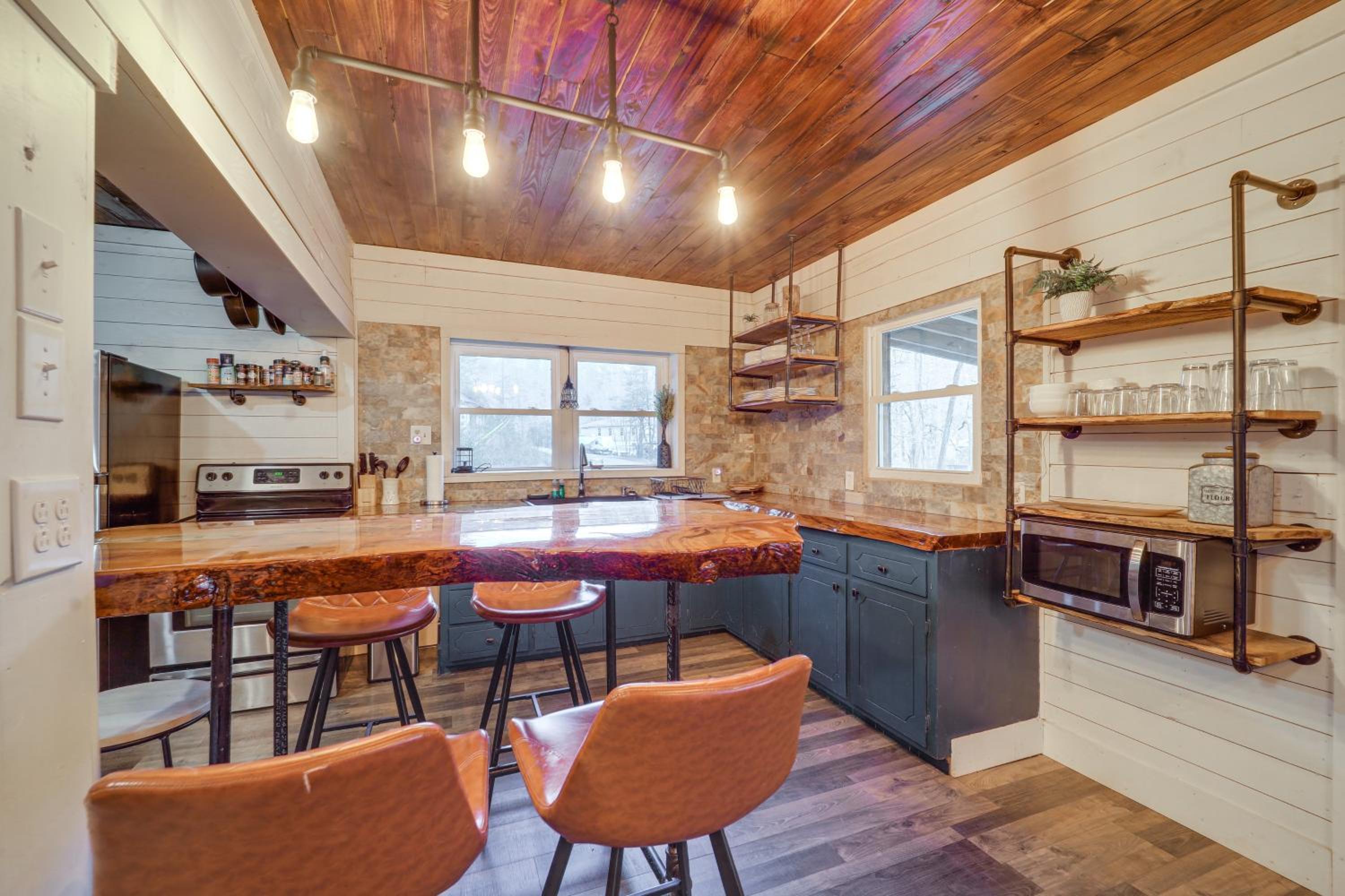 Rural Outdoor Oasis! Edgemont Cabin with Fire Pit