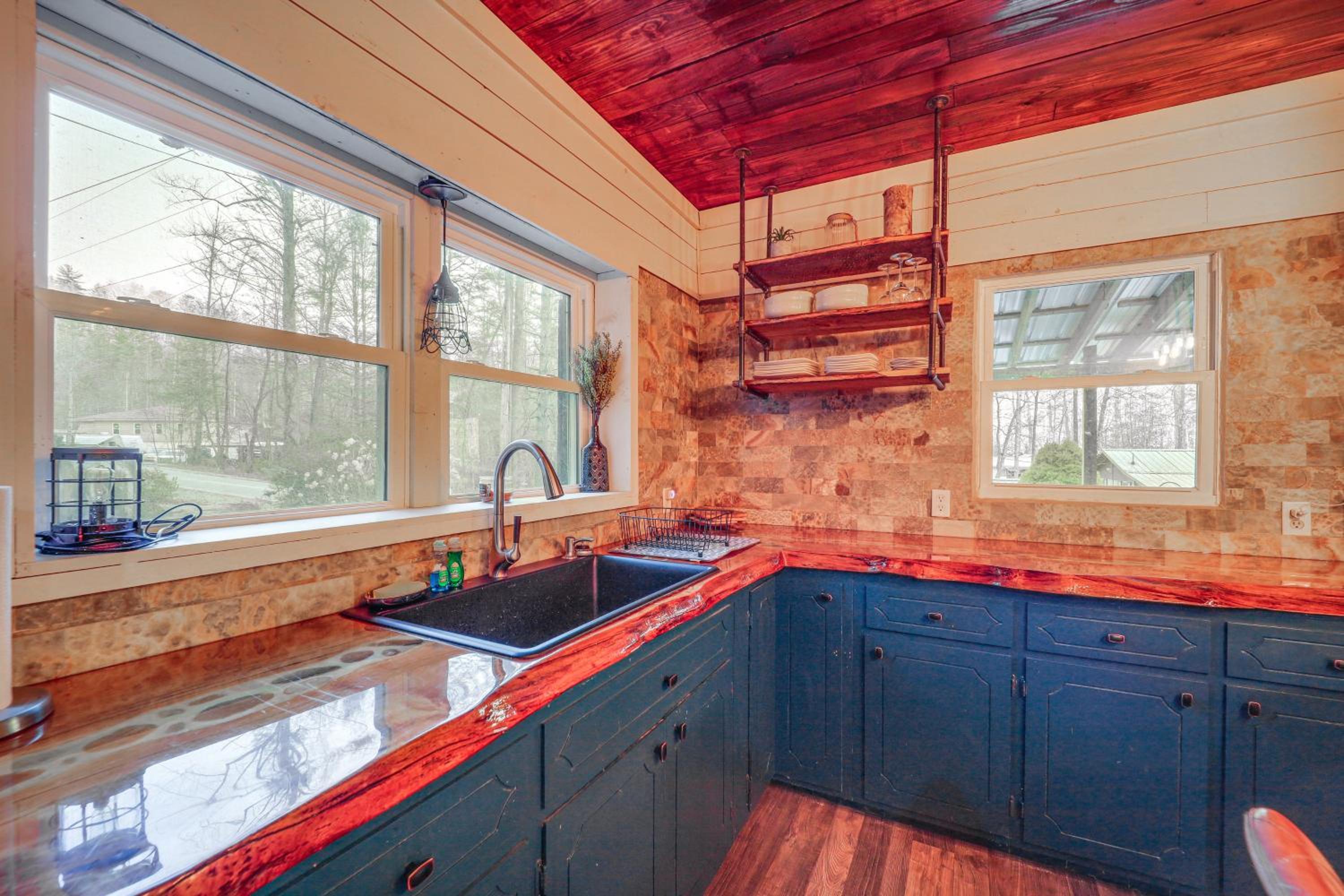 Rural Outdoor Oasis! Edgemont Cabin with Fire Pit