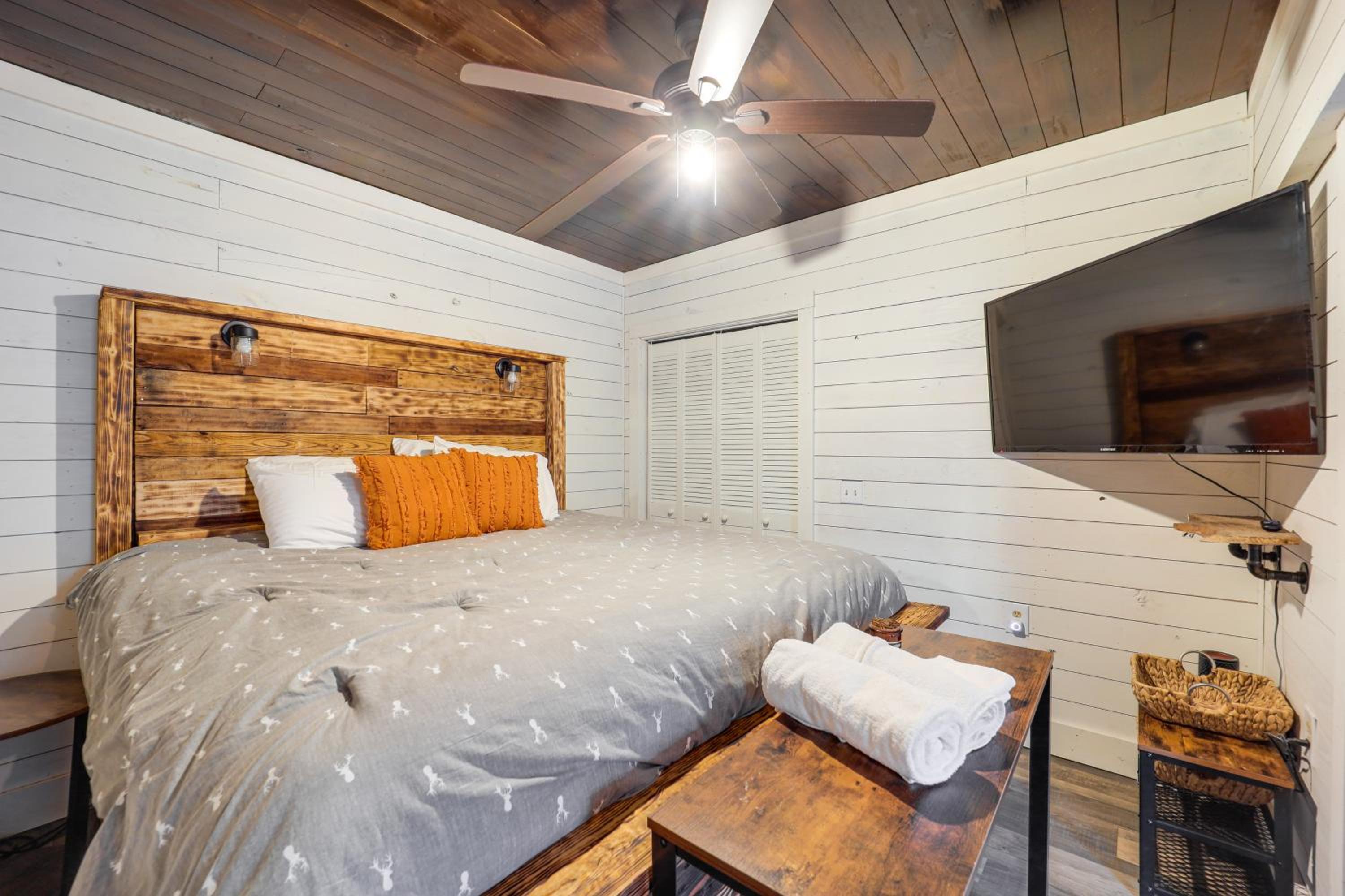 Rural Outdoor Oasis! Edgemont Cabin with Fire Pit