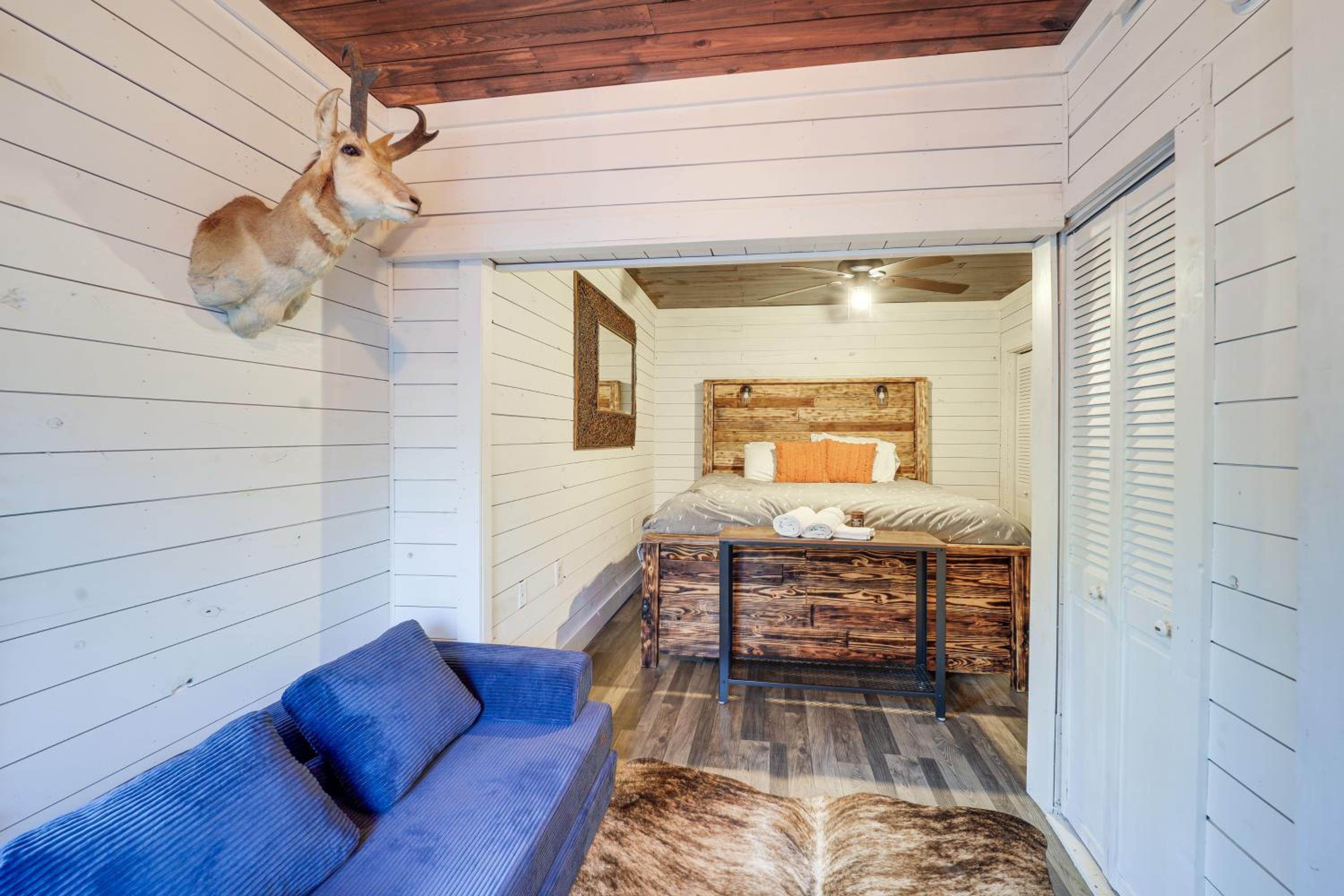 Rural Outdoor Oasis! Edgemont Cabin with Fire Pit