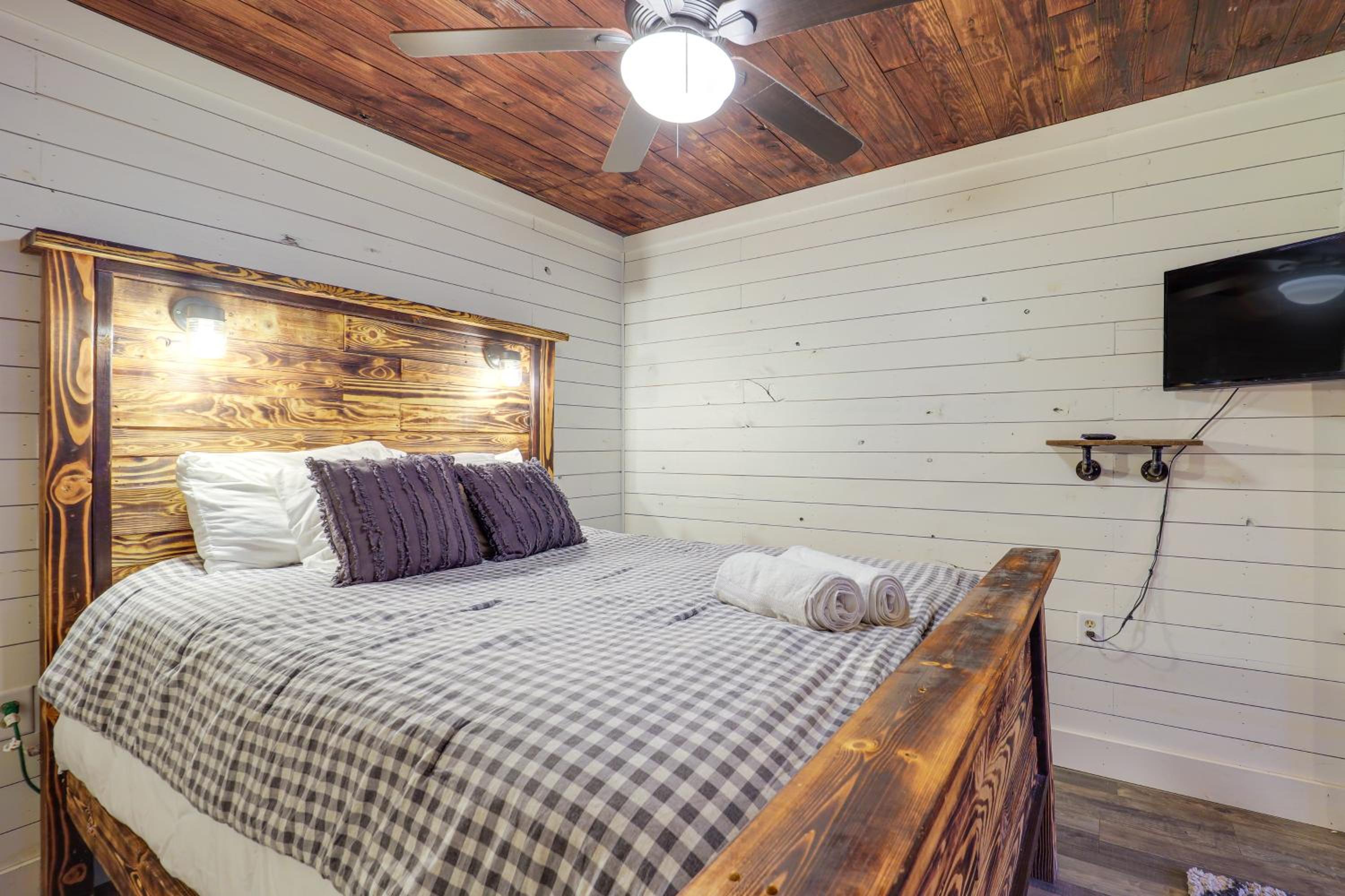 Rural Outdoor Oasis! Edgemont Cabin with Fire Pit