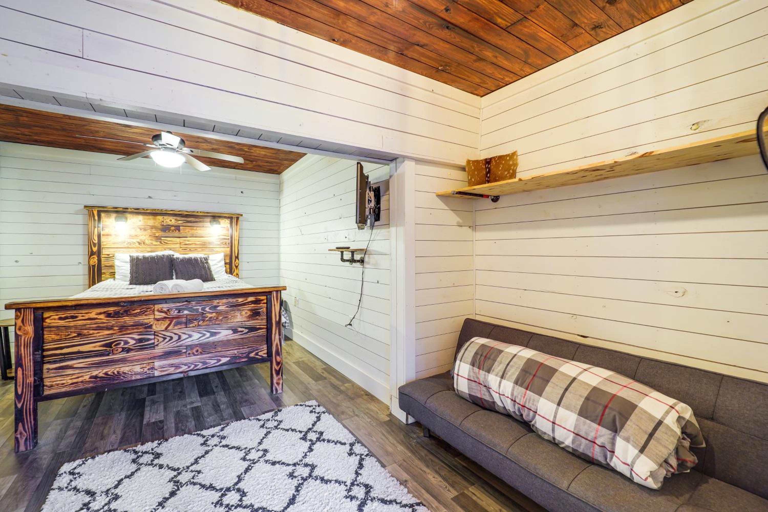 Rural Outdoor Oasis! Edgemont Cabin with Fire Pit