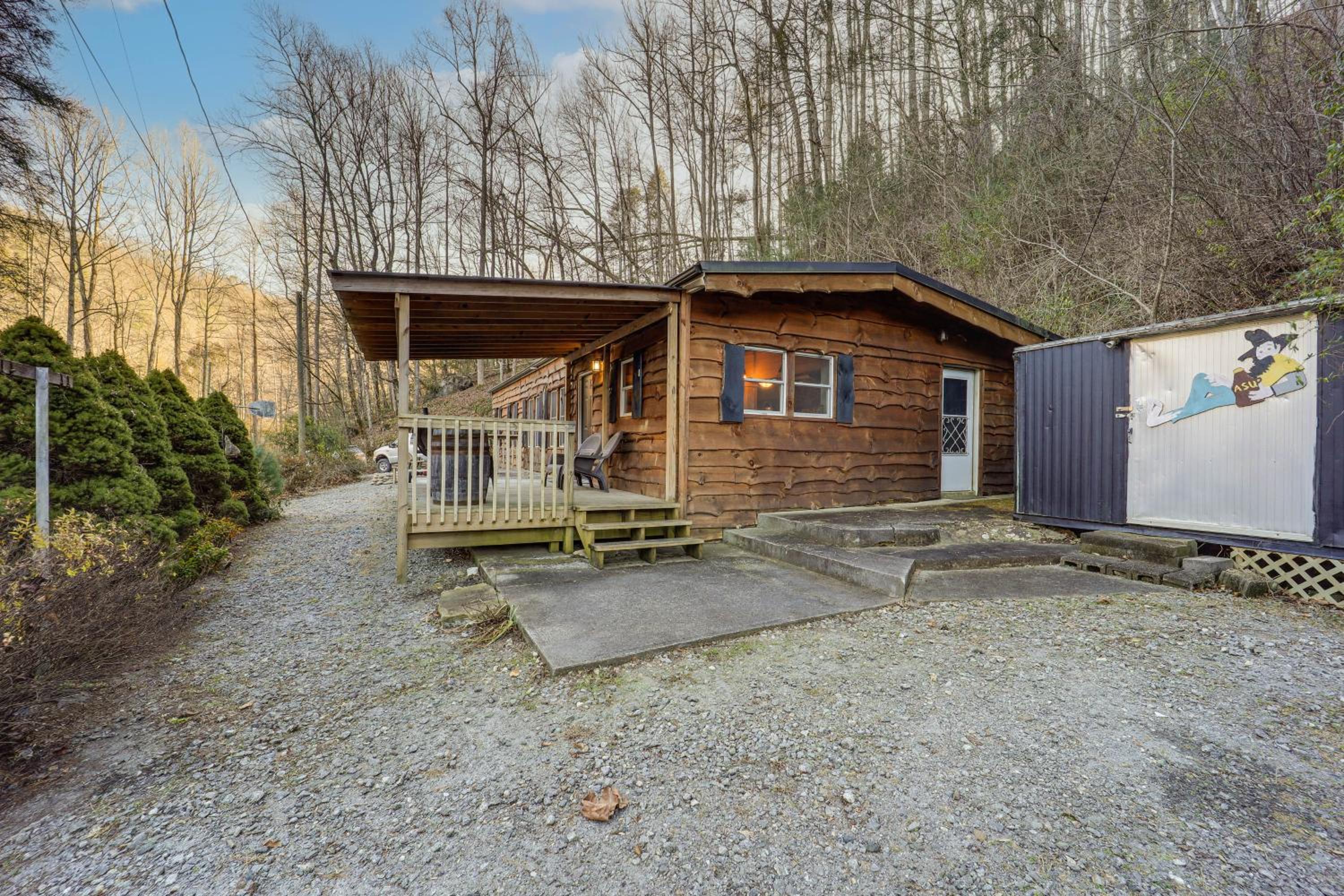 Rural Outdoor Oasis! Edgemont Cabin with Fire Pit