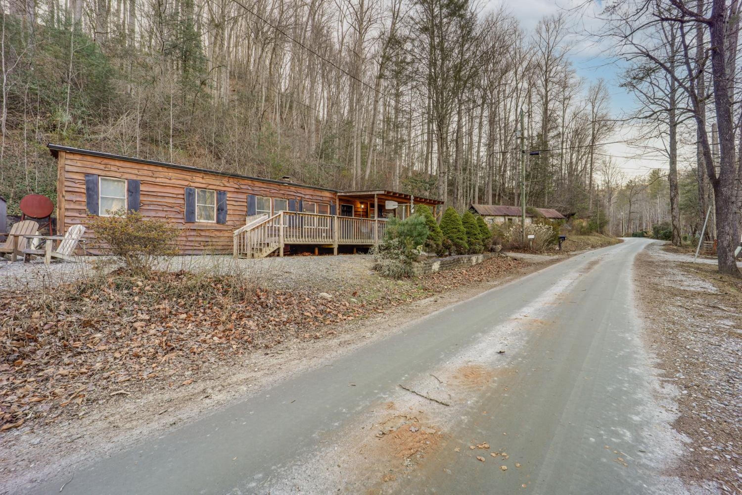 Rural Outdoor Oasis! Edgemont Cabin with Fire Pit