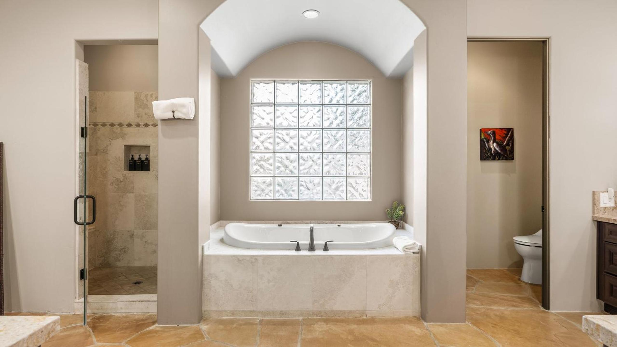 5BDR Oasis w Waterfall Pool Hot Tub Desert View Desert Cascase by AvantStay