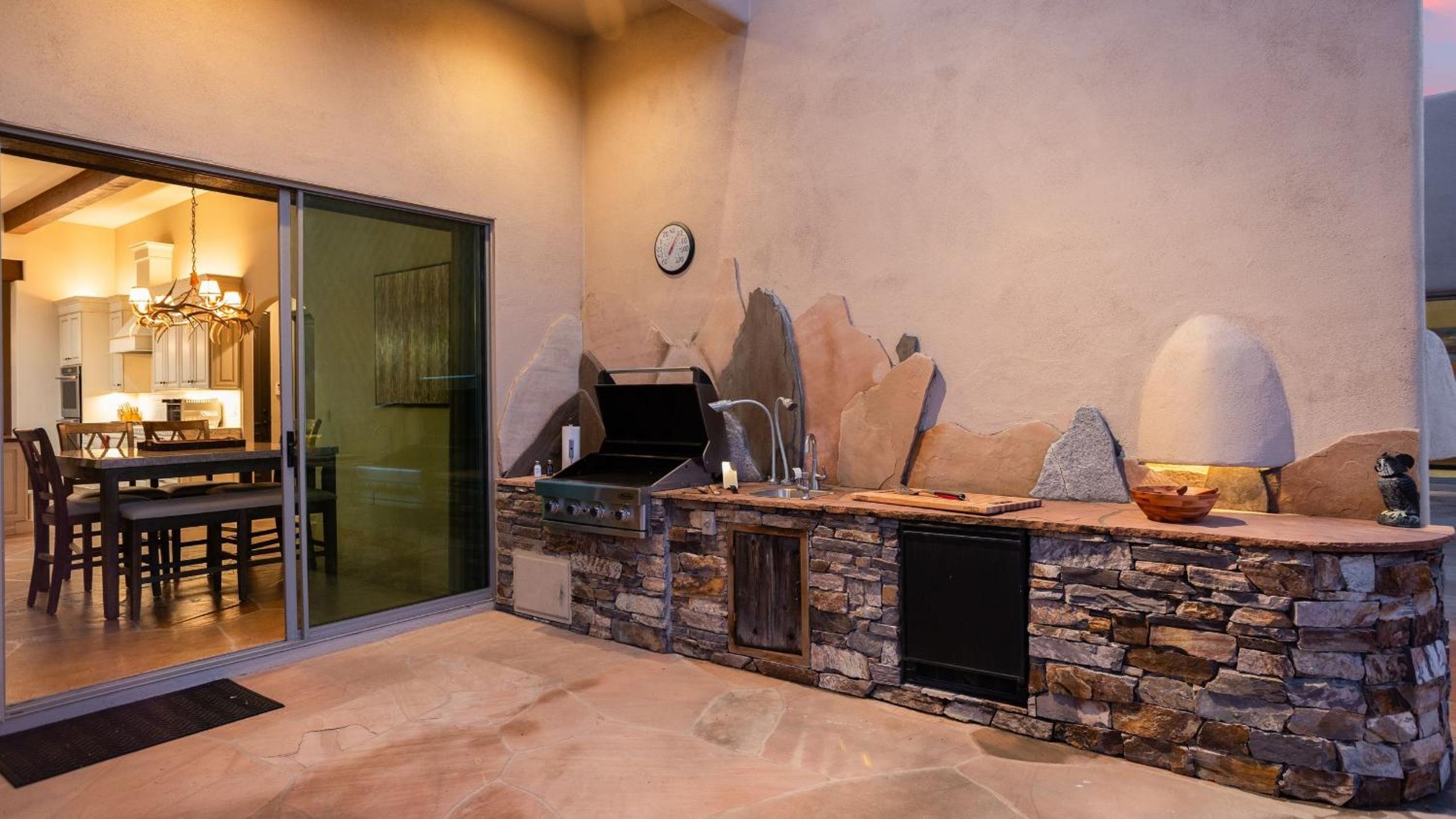 5BDR Oasis w Waterfall Pool Hot Tub Desert View Desert Cascase by AvantStay