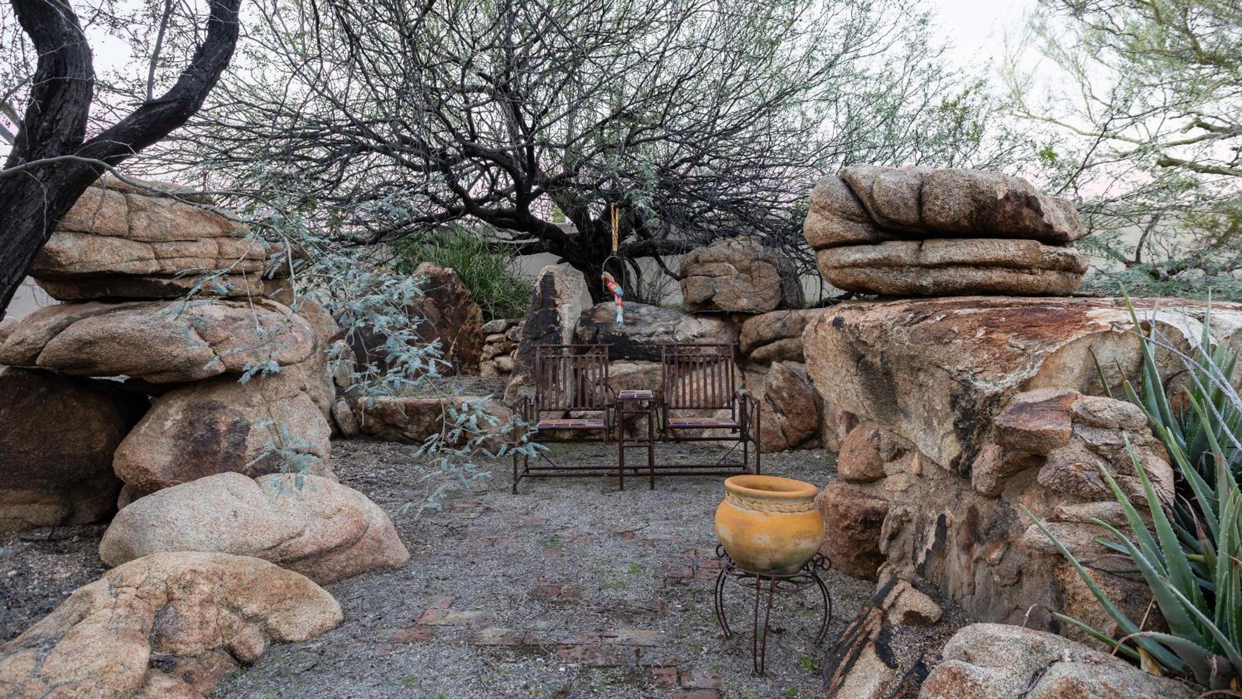 5BDR Oasis w Waterfall Pool Hot Tub Desert View Desert Cascase by AvantStay