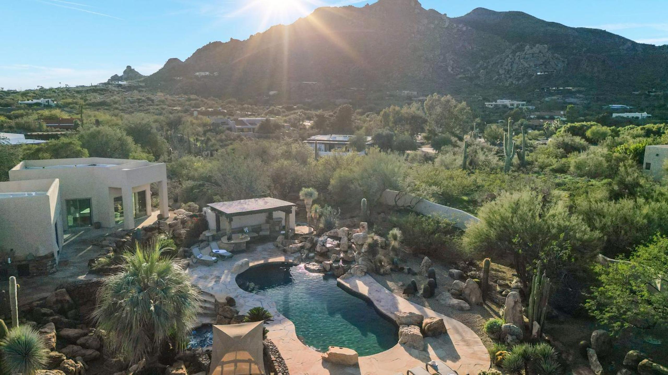 5BDR Oasis w Waterfall Pool Hot Tub Desert View Desert Cascase by AvantStay