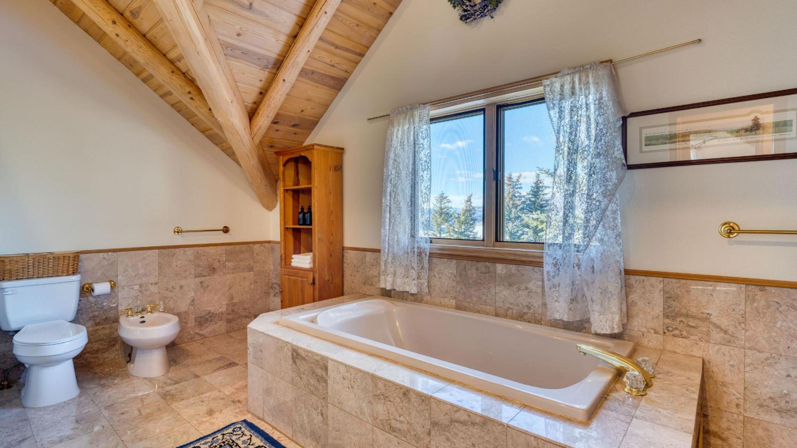 Sleeps 20 Secluded 7BDR Retreat on 71 Priv Acres Elkstone Lodge by AvantStay