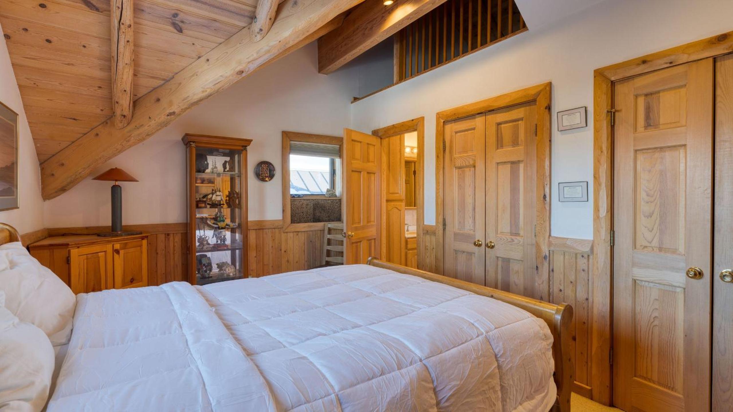 Sleeps 20 Secluded 7BDR Retreat on 71 Priv Acres Elkstone Lodge by AvantStay