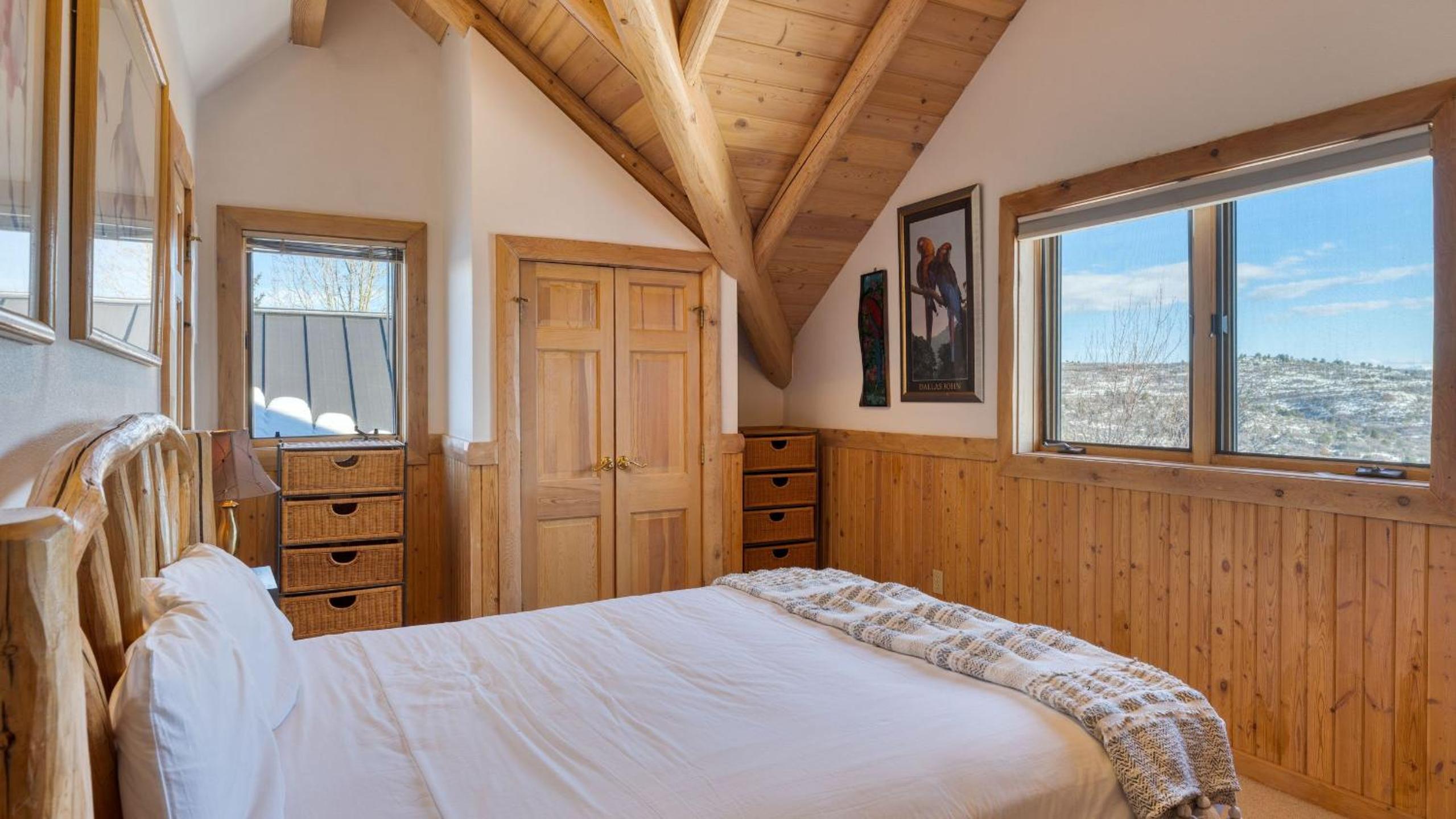 Sleeps 20 Secluded 7BDR Retreat on 71 Priv Acres Elkstone Lodge by AvantStay